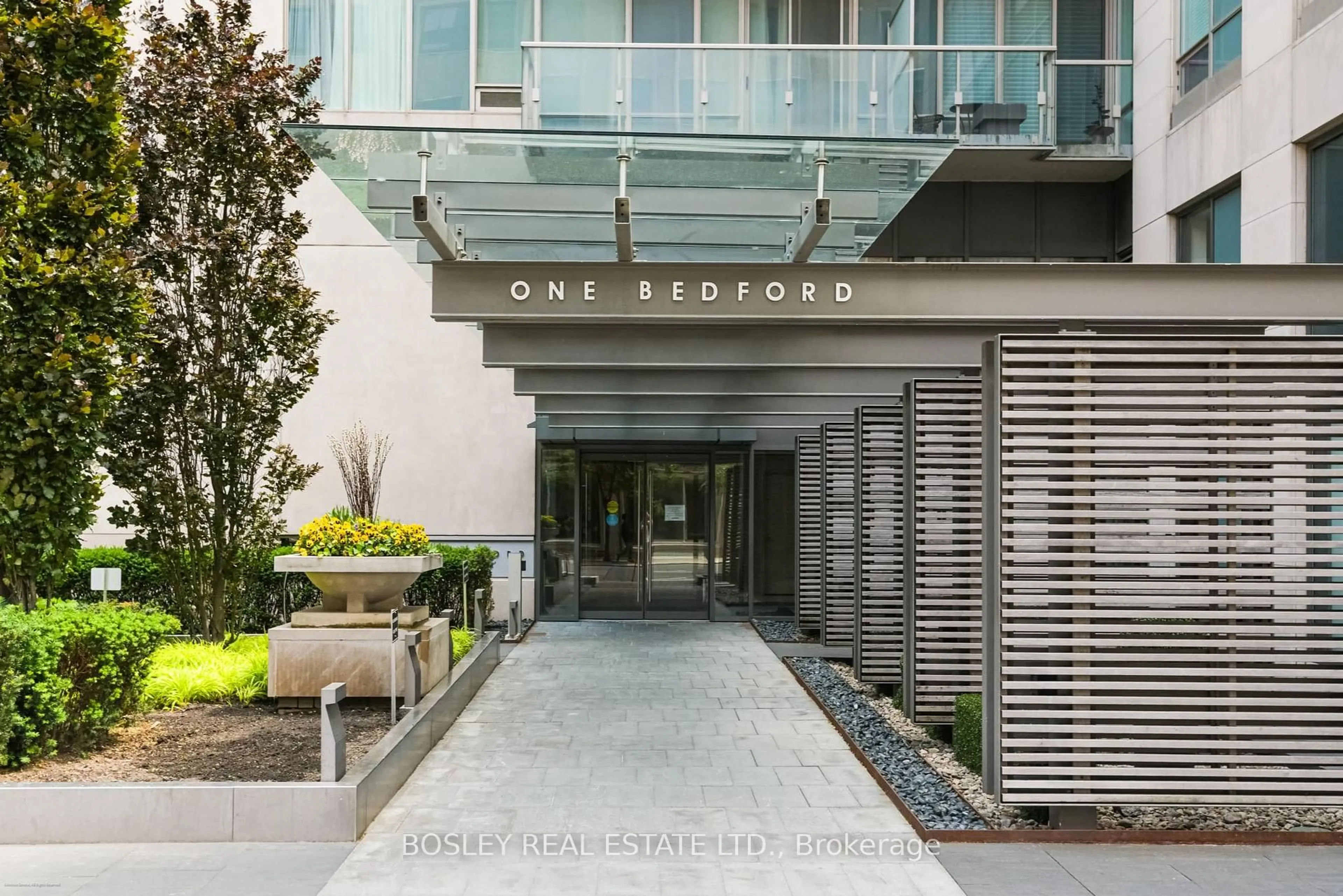 Indoor foyer for 1 Bedford Rd #817, Toronto Ontario M5R 2B5