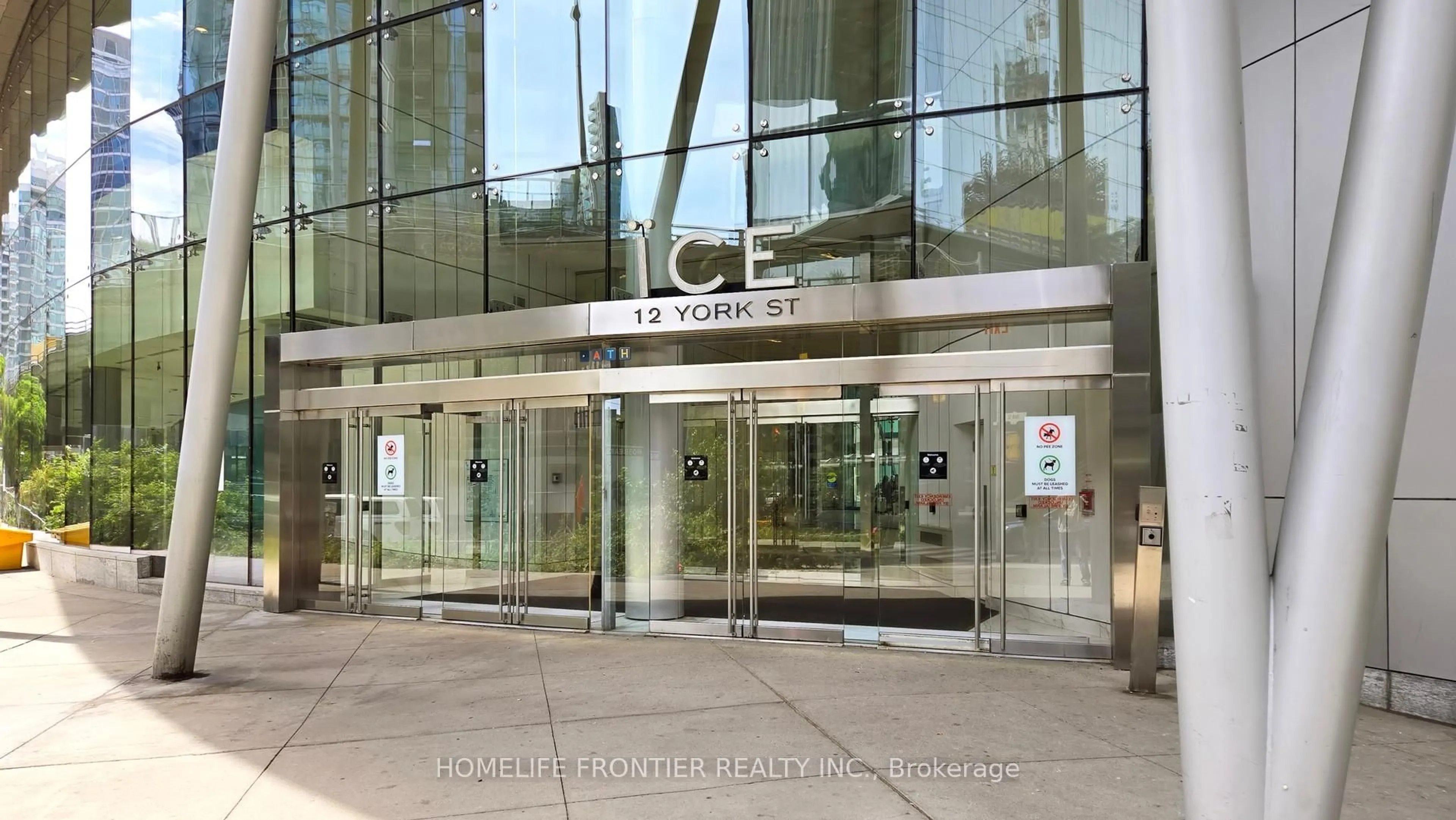Indoor foyer for 12 York St #411, Toronto Ontario M5J 2Z2