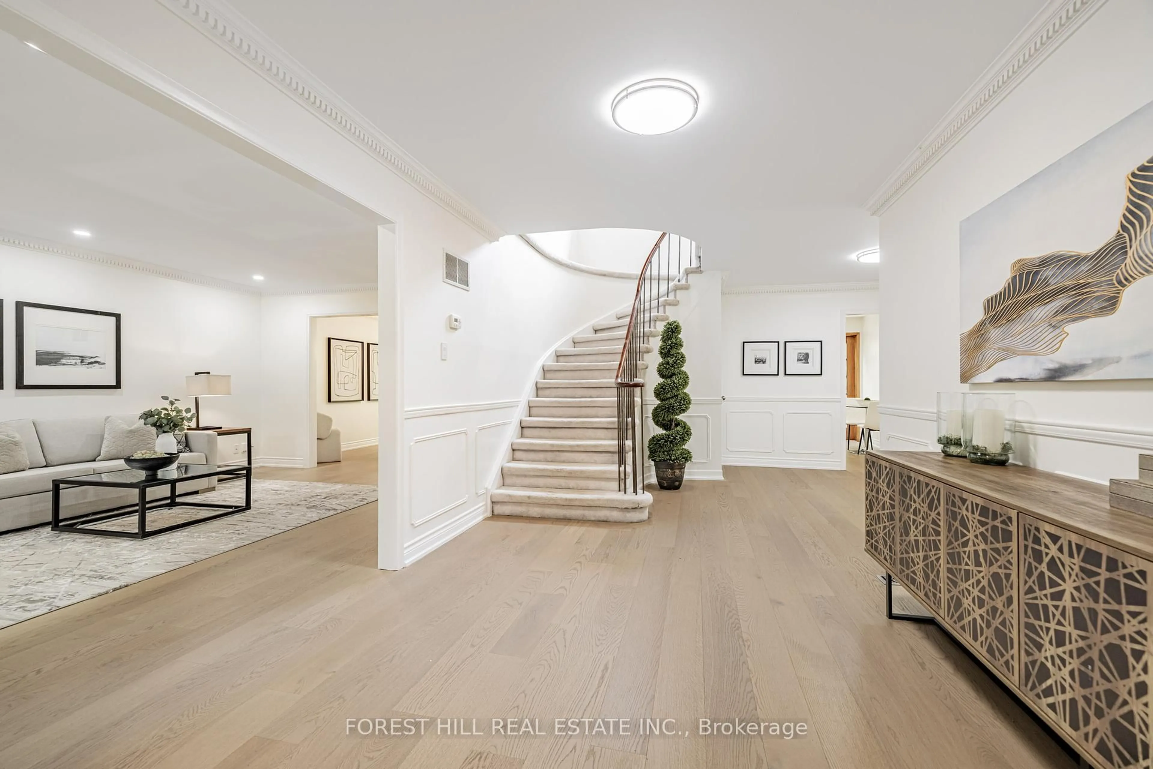 Indoor foyer for 37 Abbeywood Tr, Toronto Ontario M3B 3B4