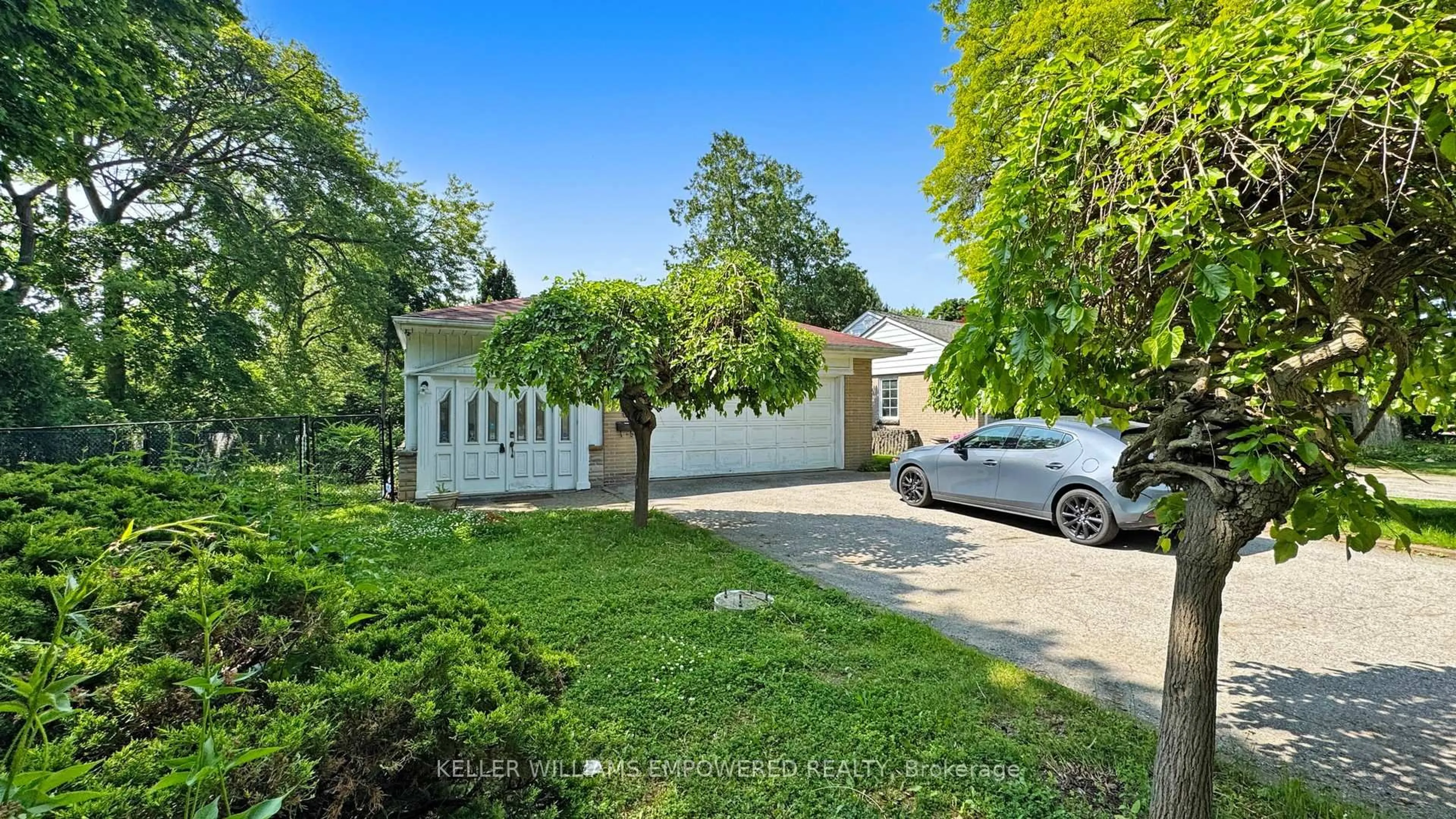 A pic from outside/outdoor area/front of a property/back of a property/a pic from drone, street for 117 Arjay Cres, Toronto Ontario M2L 1C6