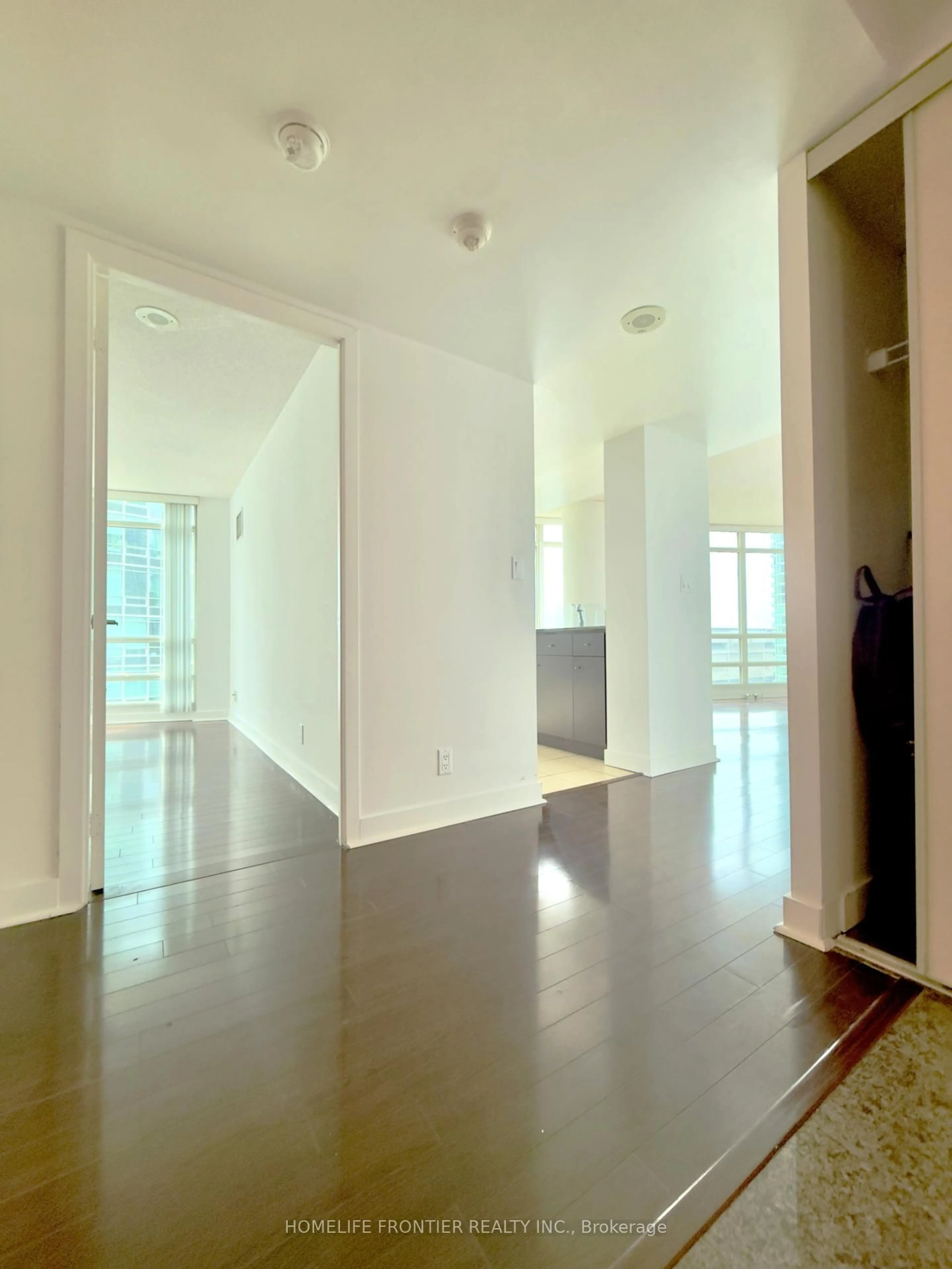 Indoor foyer for 381 Front St #1608, Toronto Ontario M5V 3R8