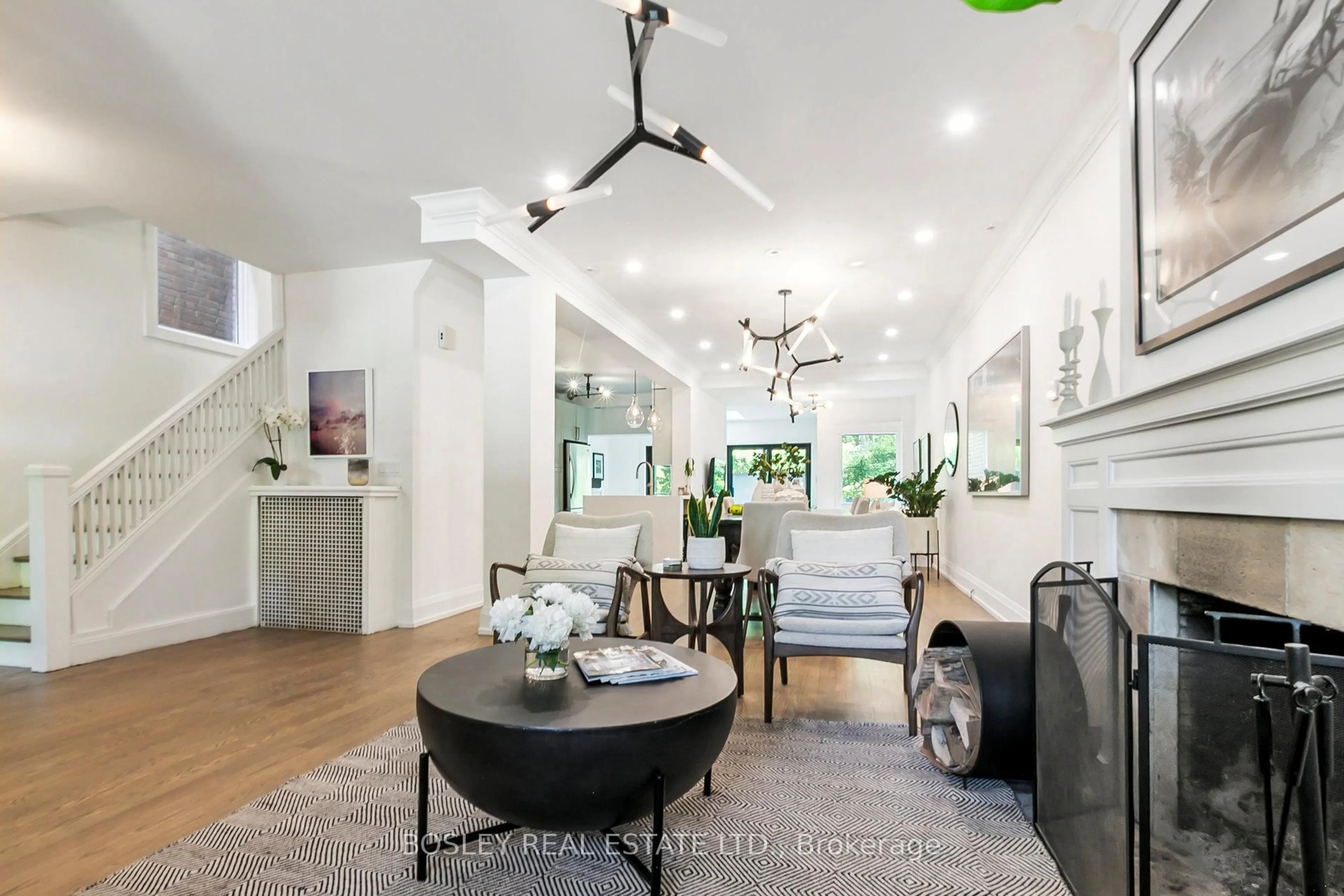 Indoor entryway for 130 Glen Rd, Toronto Ontario M4W 2W3