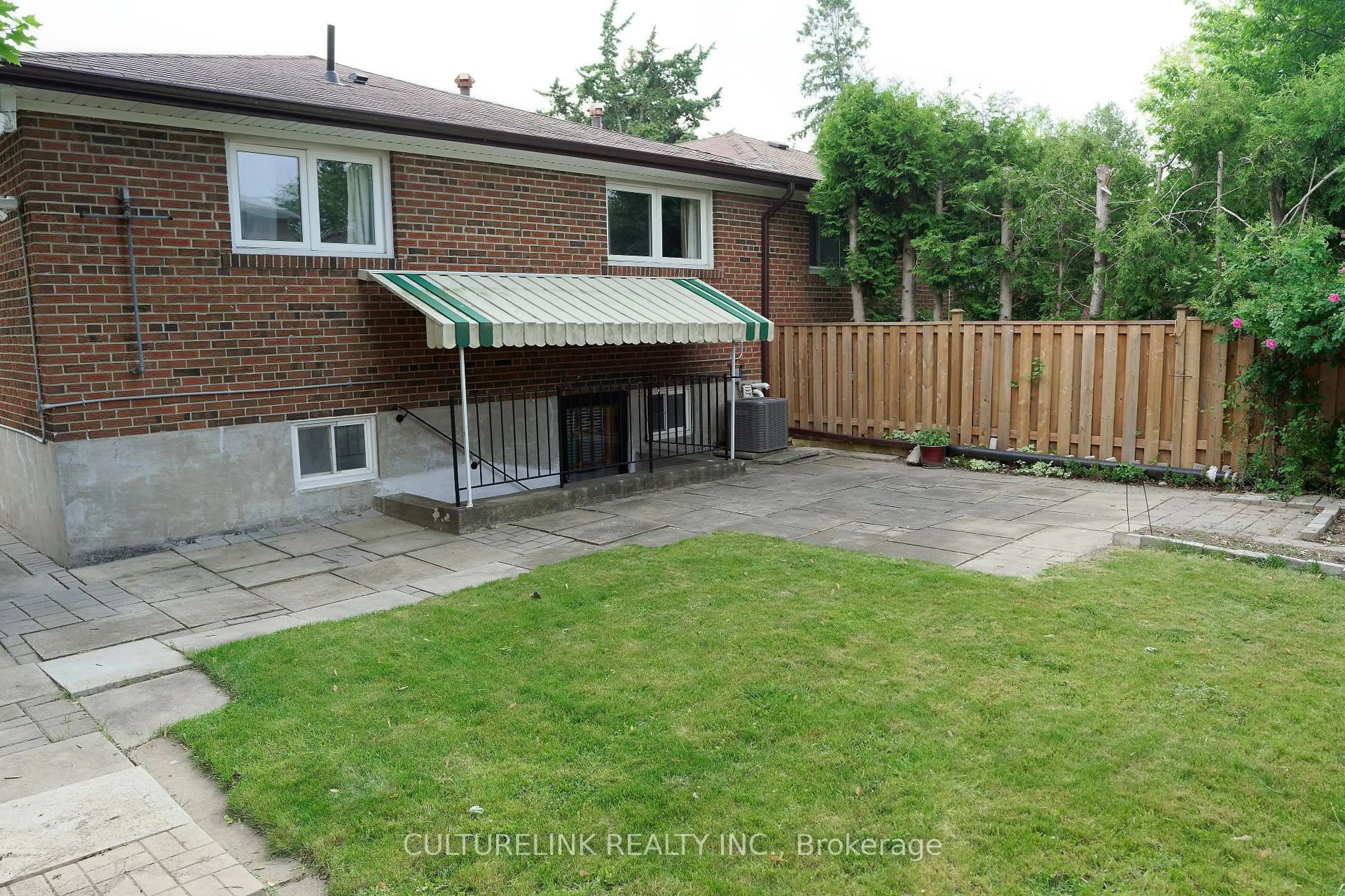 A pic from outside/outdoor area/front of a property/back of a property/a pic from drone, street for 23 Lowbank Crt, Toronto Ontario M2M 3A5