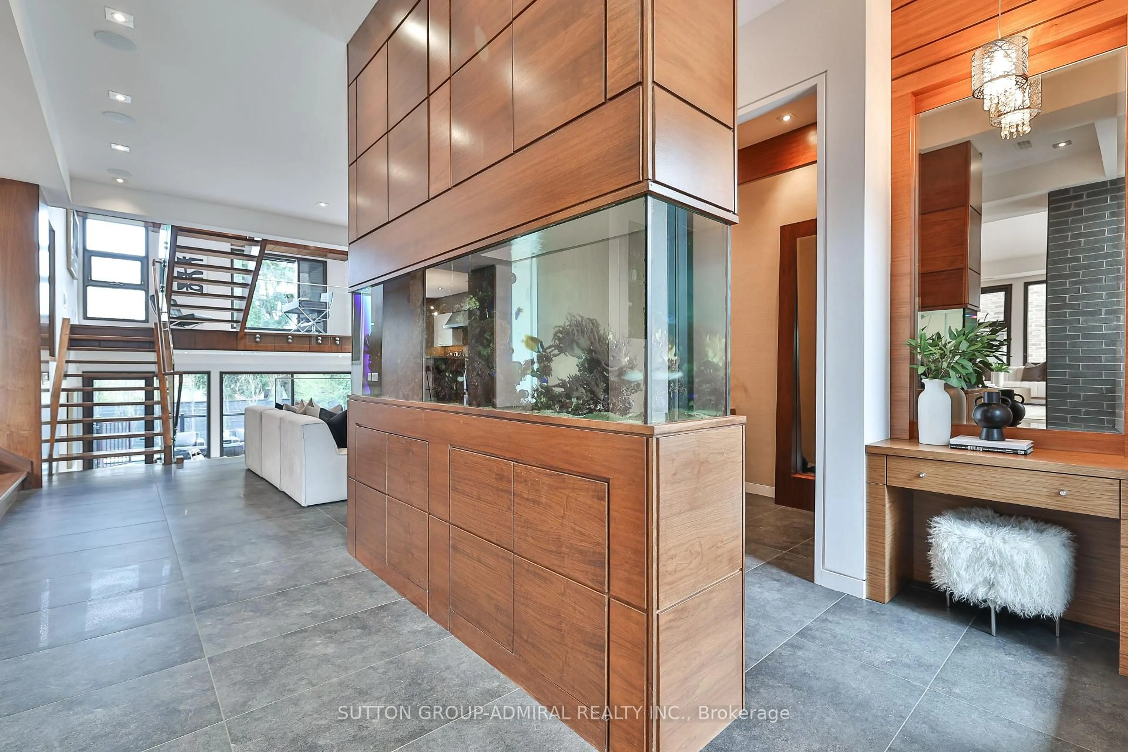 Indoor foyer for 415 Douglas Ave, Toronto Ontario M5M 1H3