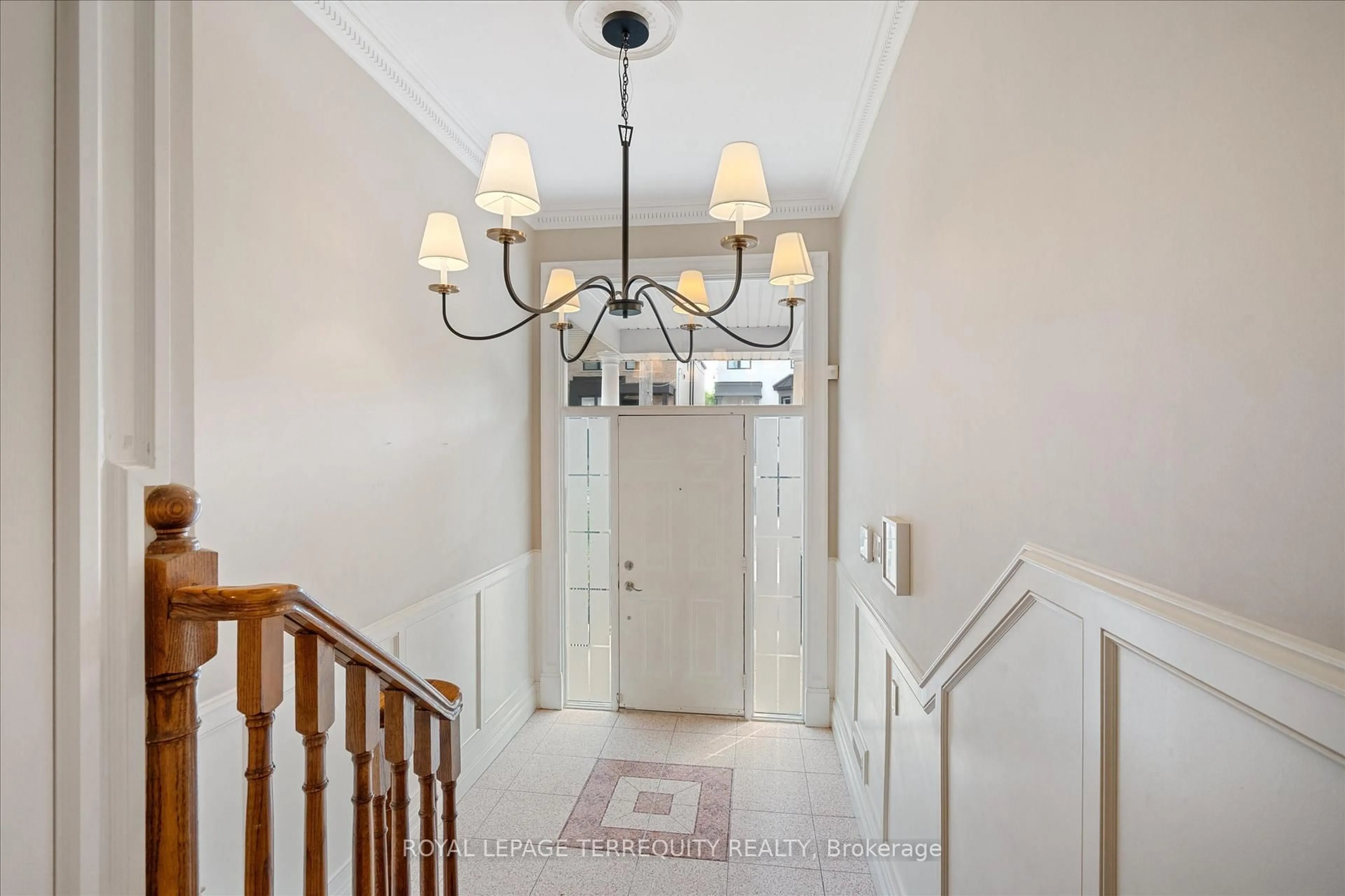 Indoor foyer for 384 Winnett Ave, Toronto Ontario M6C 3M1