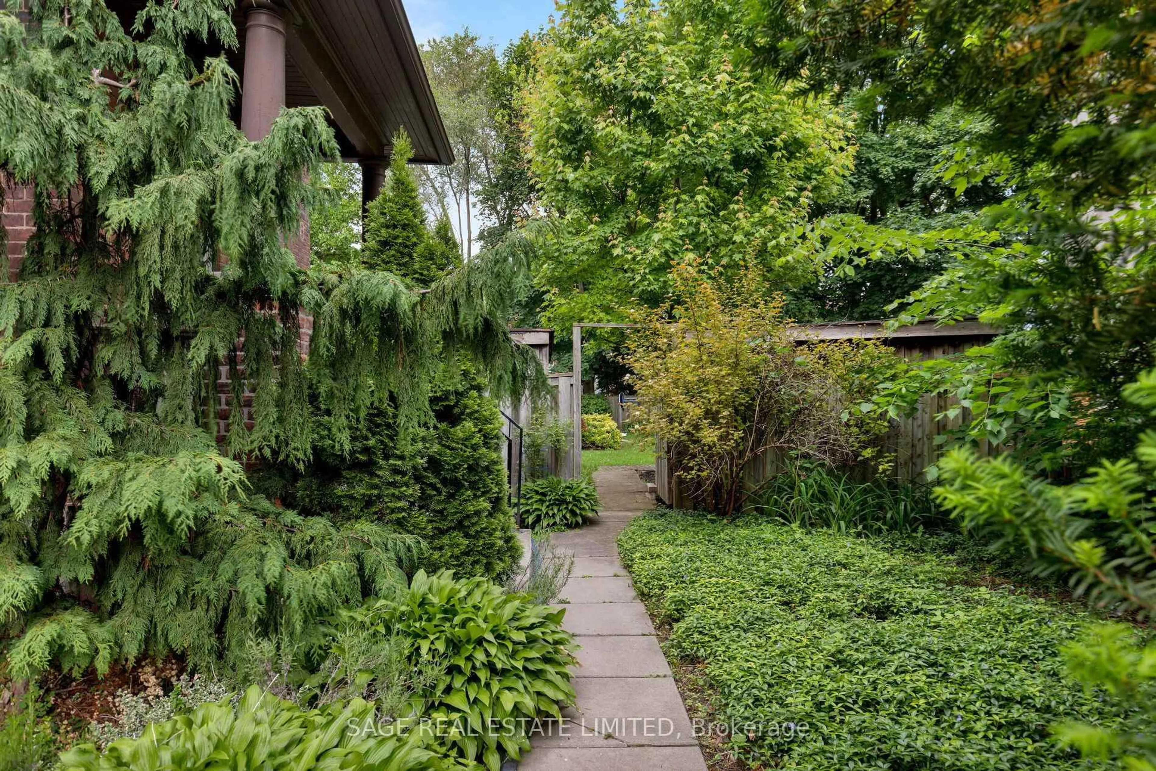 Patio, street for 201 Sutherland Dr, Toronto Ontario M4G 1J1