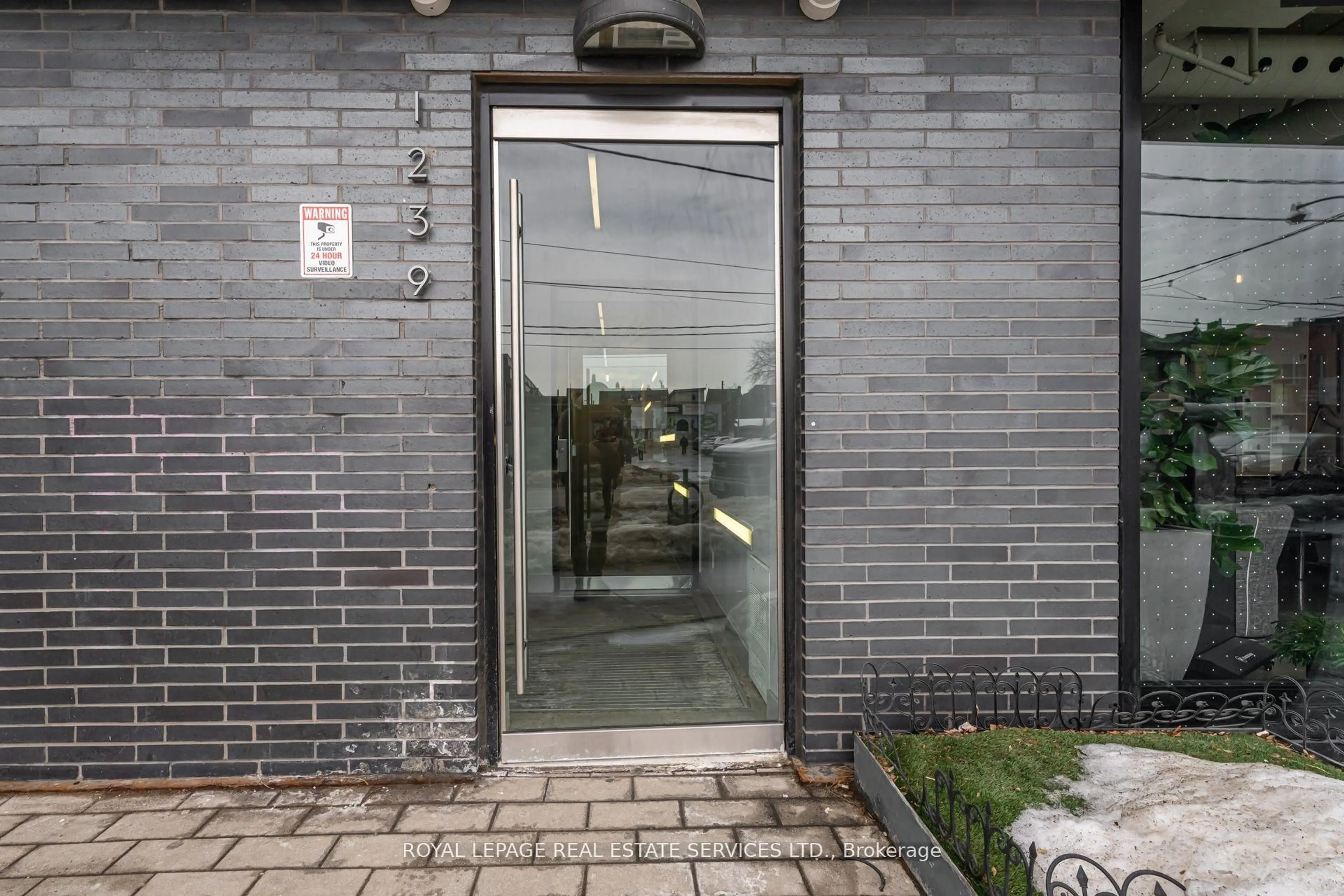 Indoor foyer for 1239 Dundas St #404, Toronto Ontario M6J 0E8