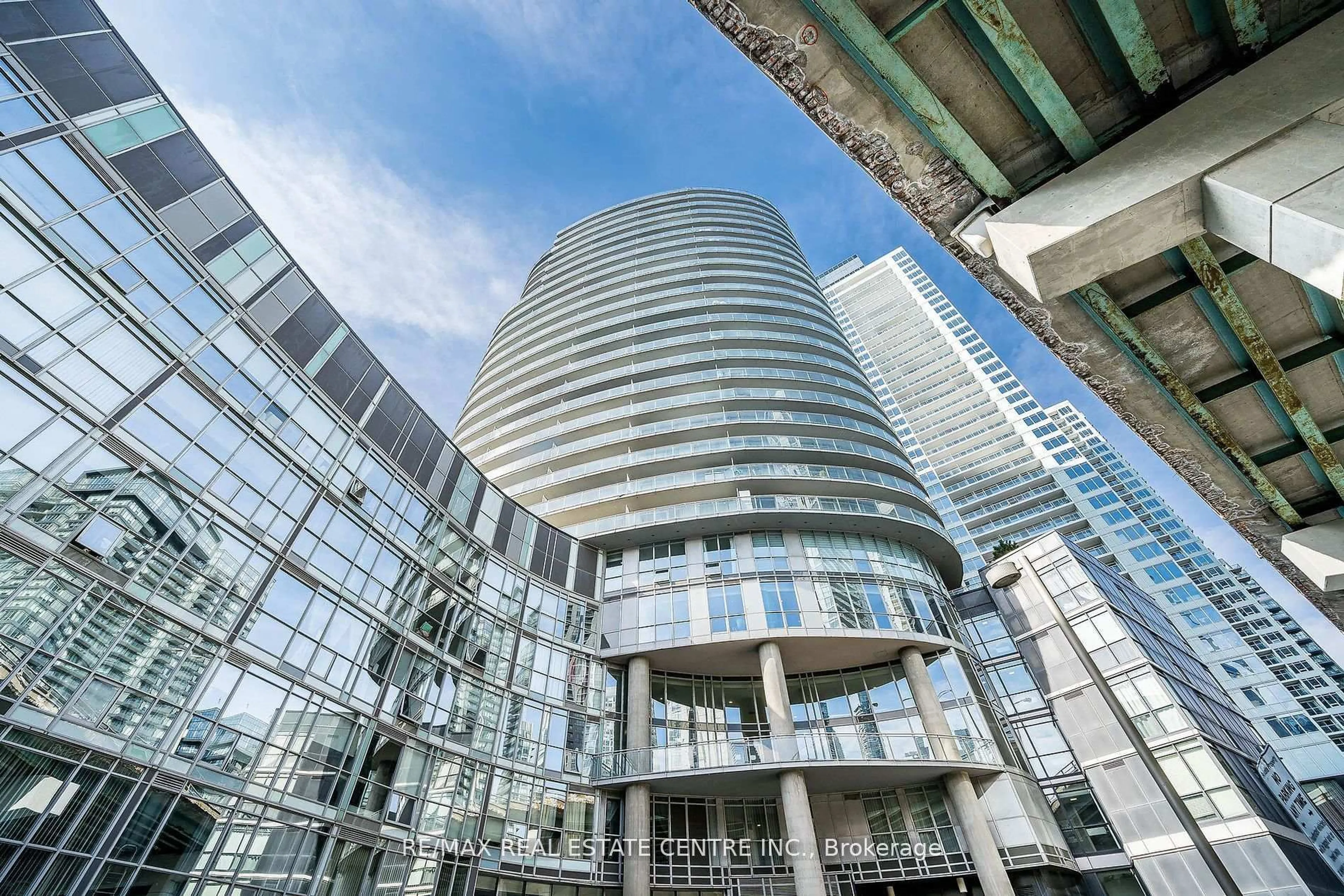 Indoor foyer for 38 Dan Leckie Way #233, Toronto Ontario M5V 2V6