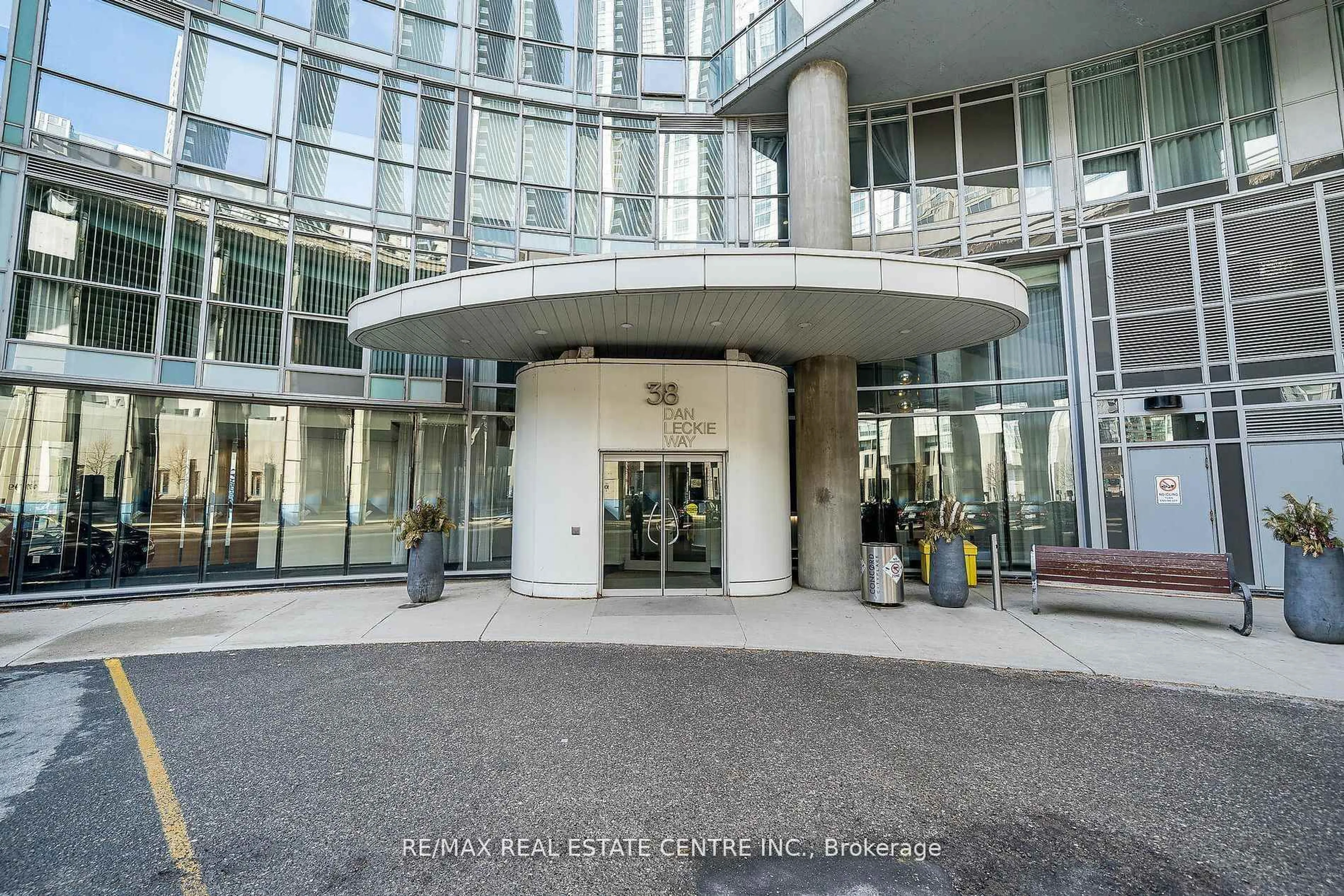 Indoor foyer for 38 Dan Leckie Way #233, Toronto Ontario M5V 2V6