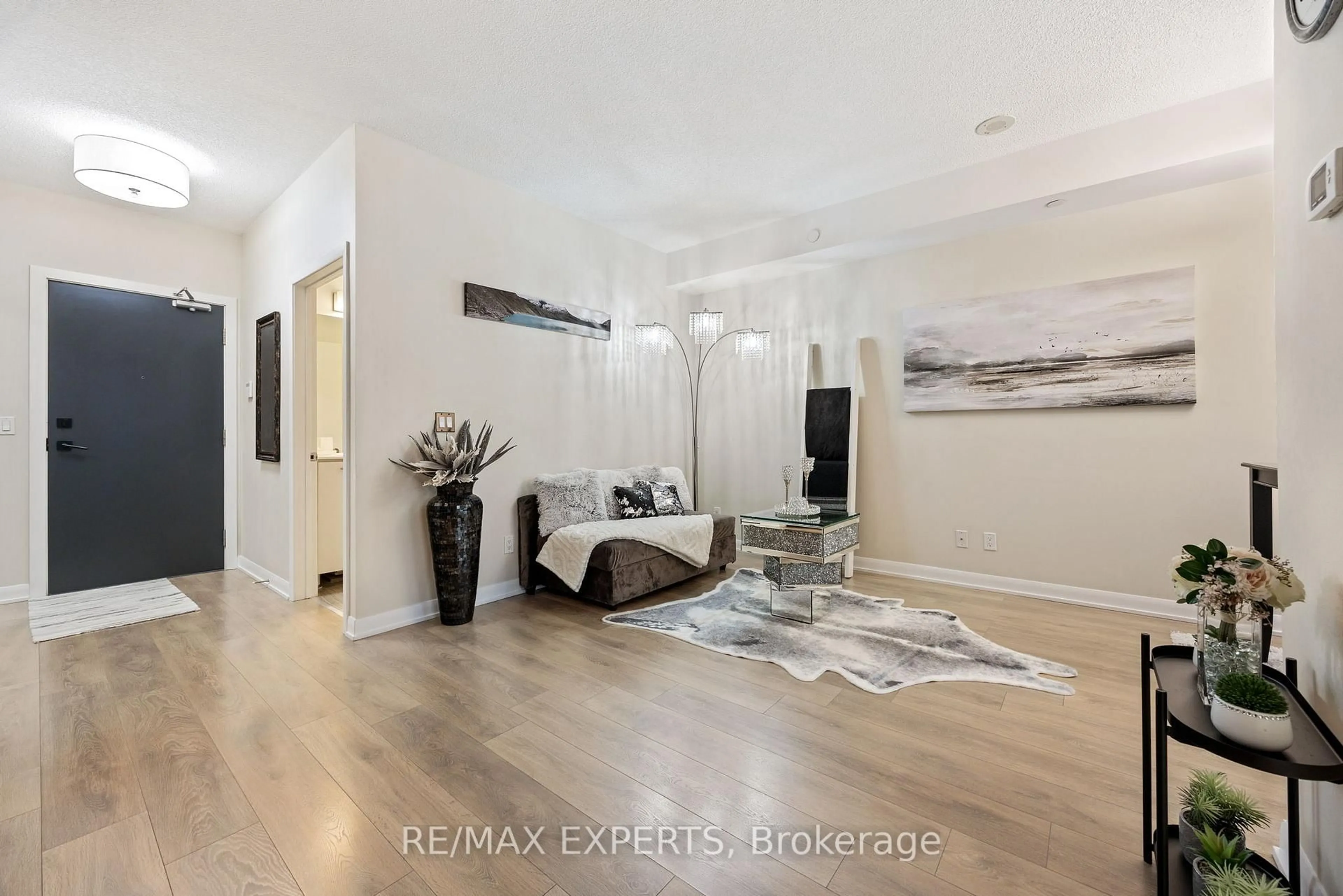 Indoor entryway for 435 Richmond St #802, Toronto Ontario M5V 0N3
