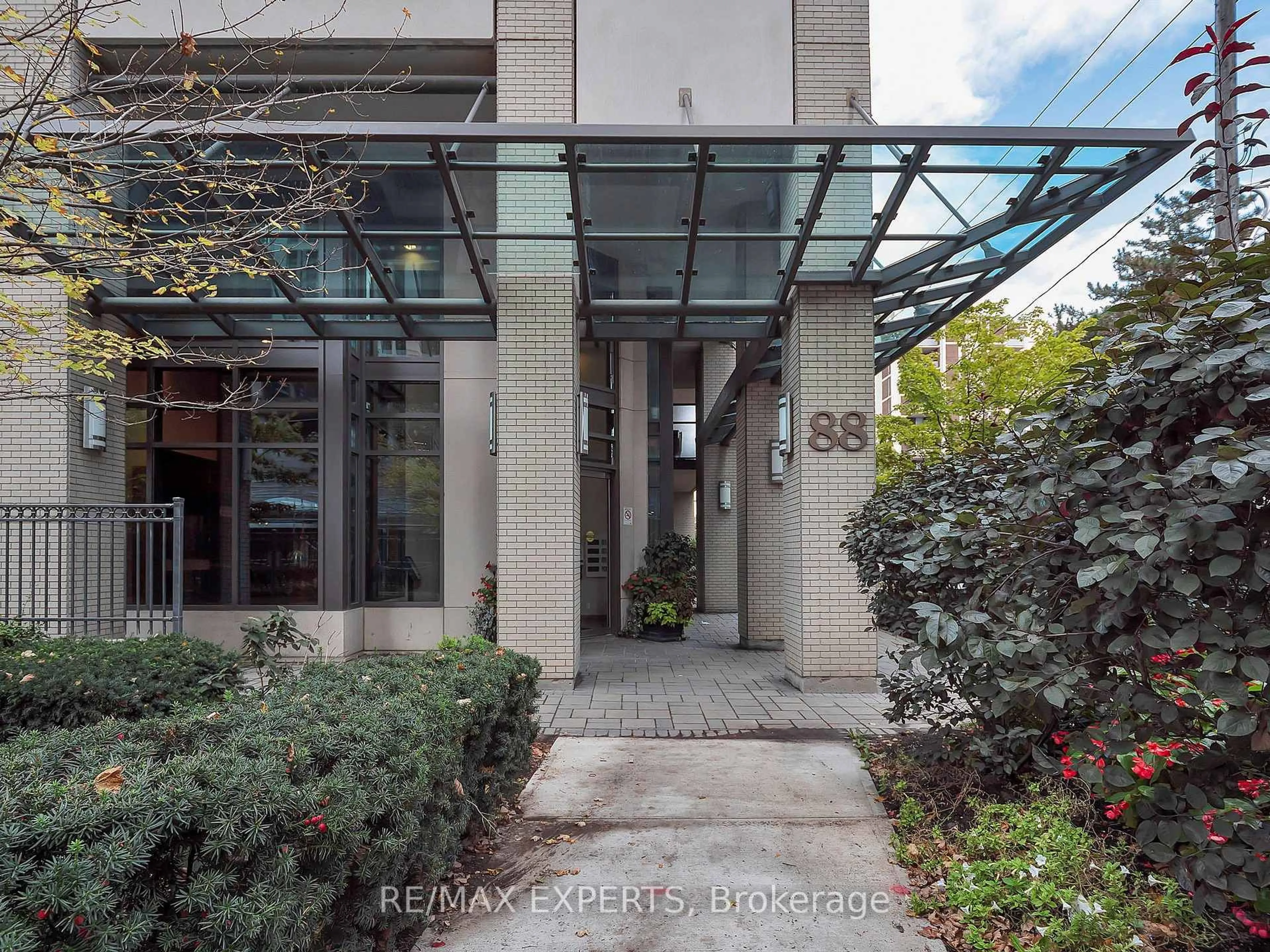 Indoor foyer for 88 Broadway Ave #316, Toronto Ontario M4P 0A5