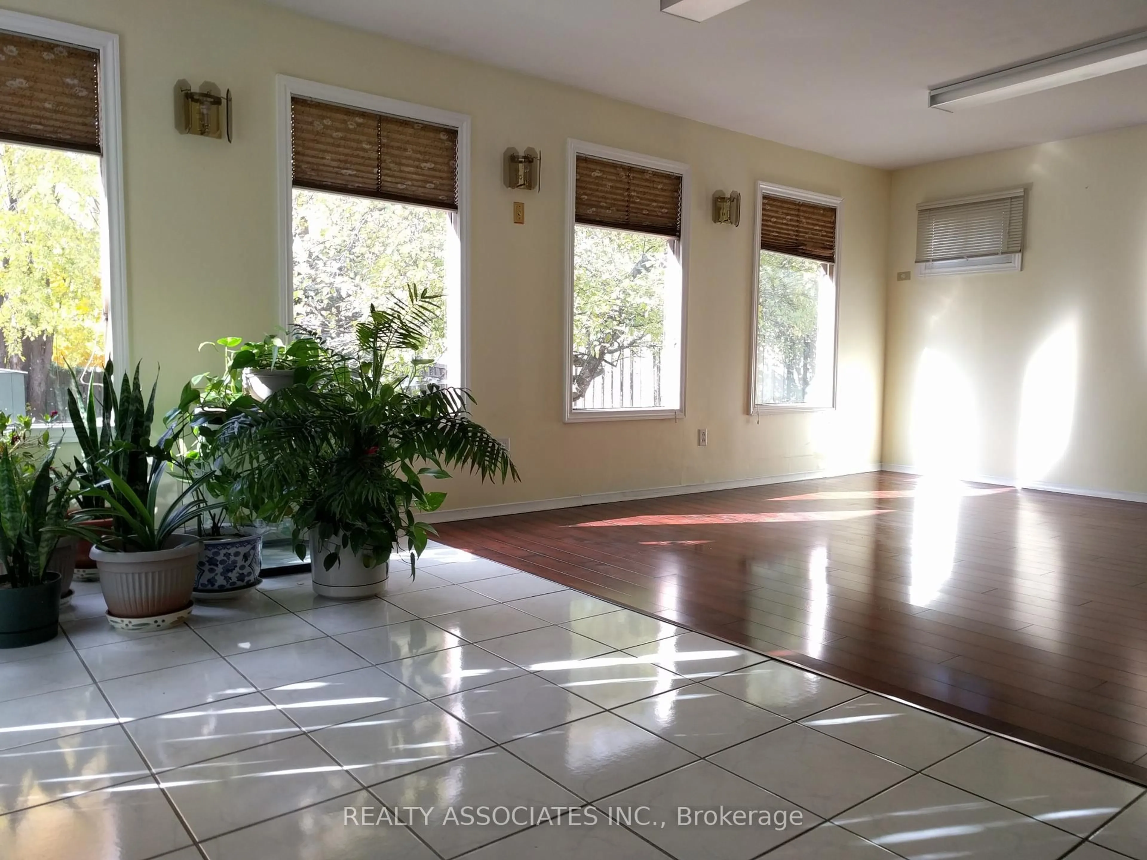 Indoor foyer for 34 Cobblestone Dr, Toronto Ontario M2J 2X7