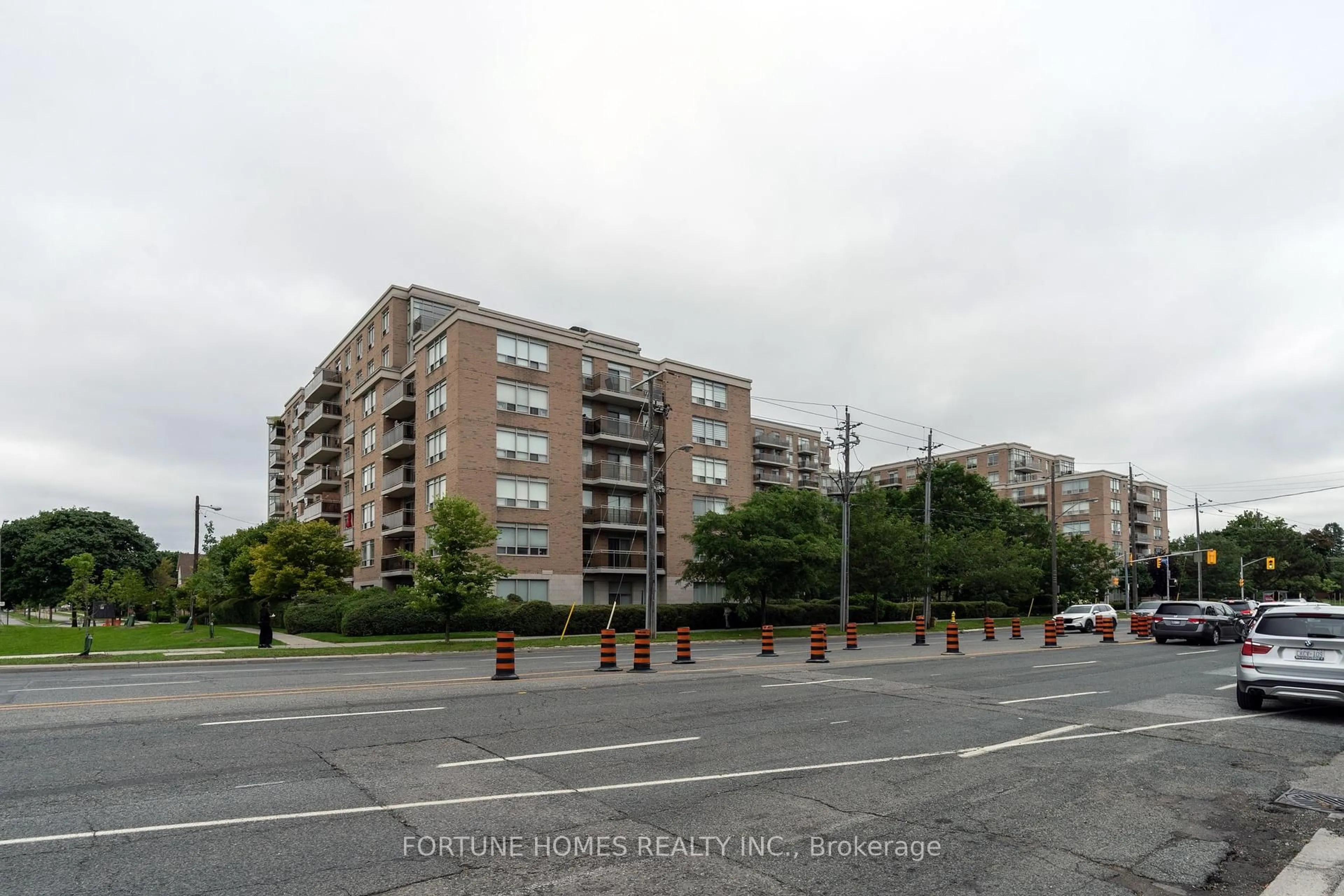A pic from outside/outdoor area/front of a property/back of a property/a pic from drone, street for 650 Lawrence Ave #816, Toronto Ontario M6A 3E8
