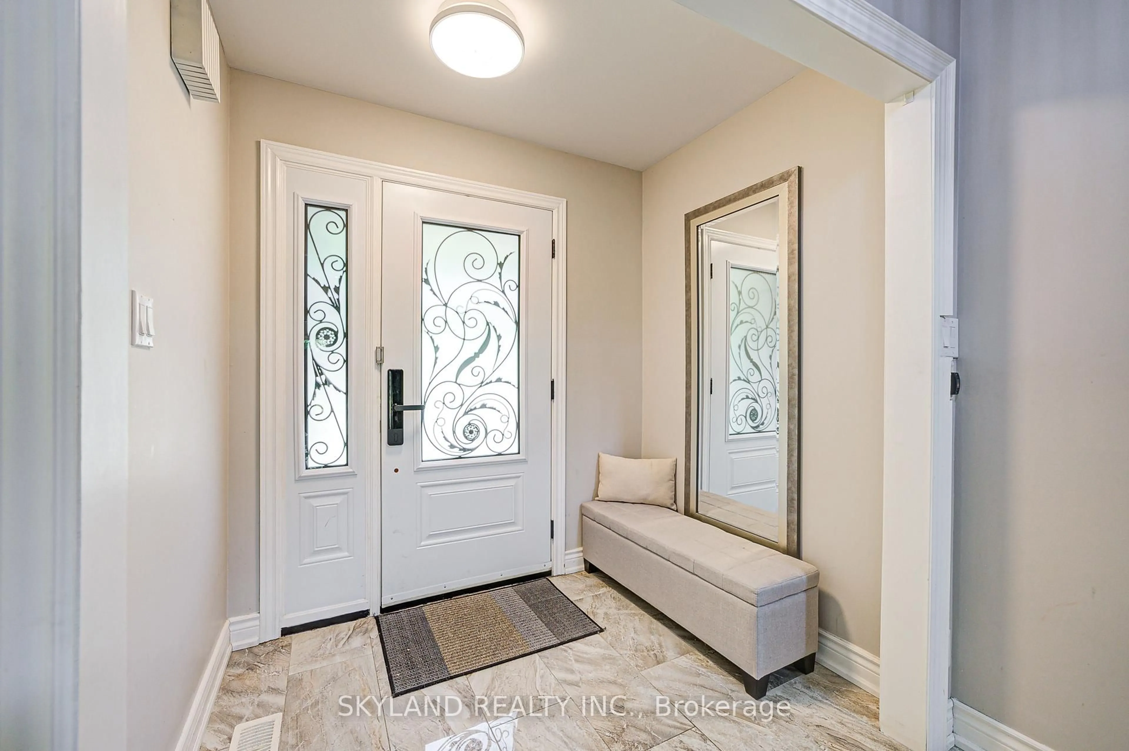 Indoor entryway for 18 Tumbleweed Rd, Toronto Ontario M2J 2N3