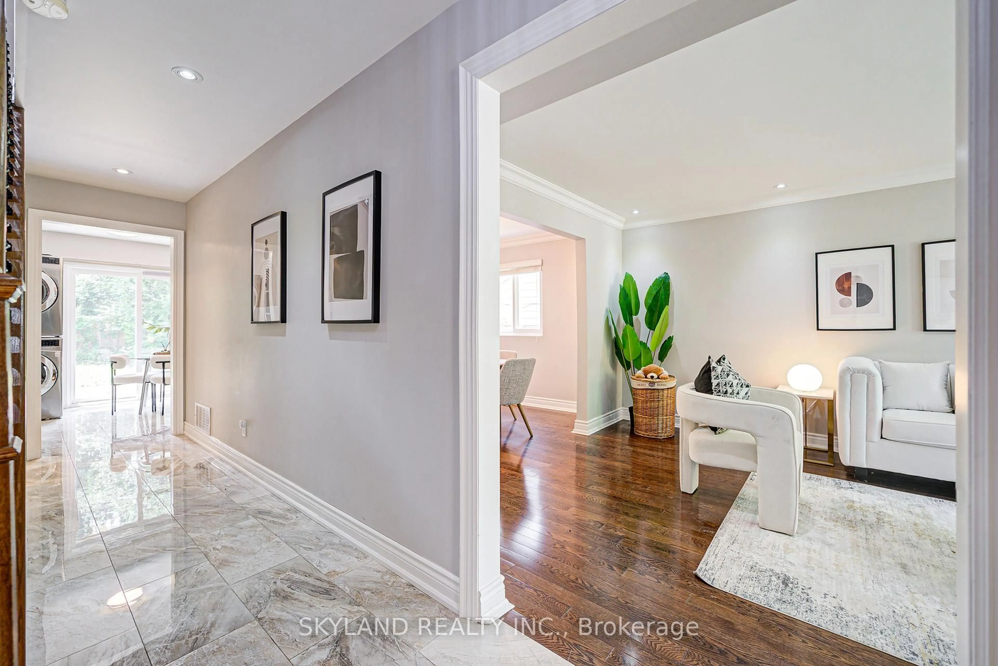 Indoor entryway for 18 Tumbleweed Rd, Toronto Ontario M2J 2N3