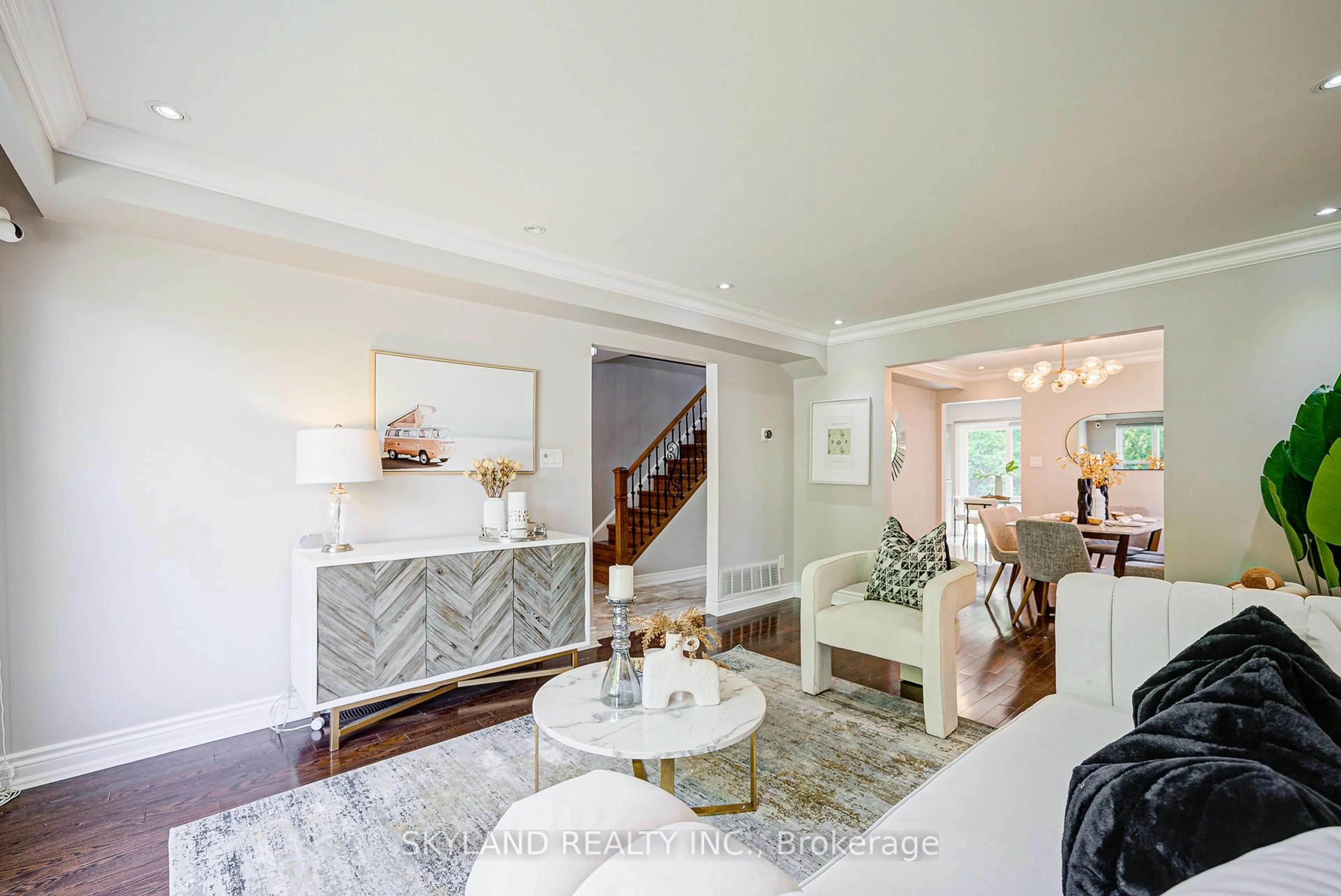 Living room with furniture, unknown for 18 Tumbleweed Rd, Toronto Ontario M2J 2N3