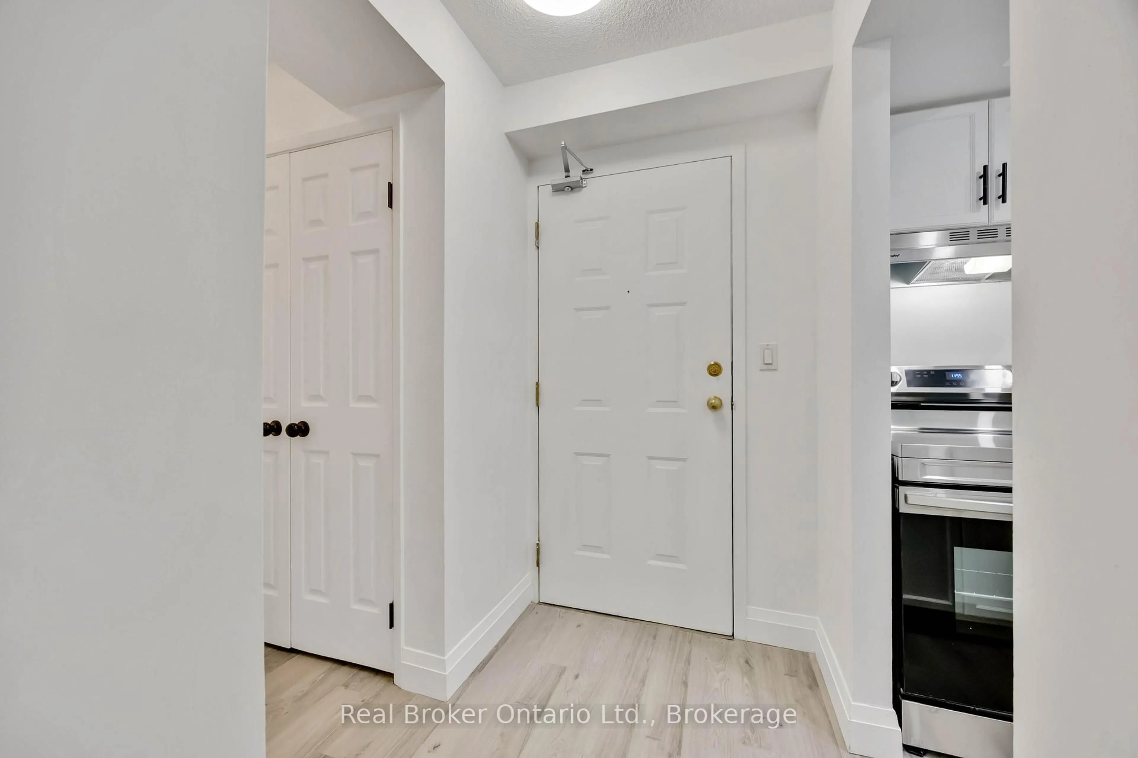 Indoor entryway for 222 The Esplanade #535, Toronto Ontario M5A 4M8