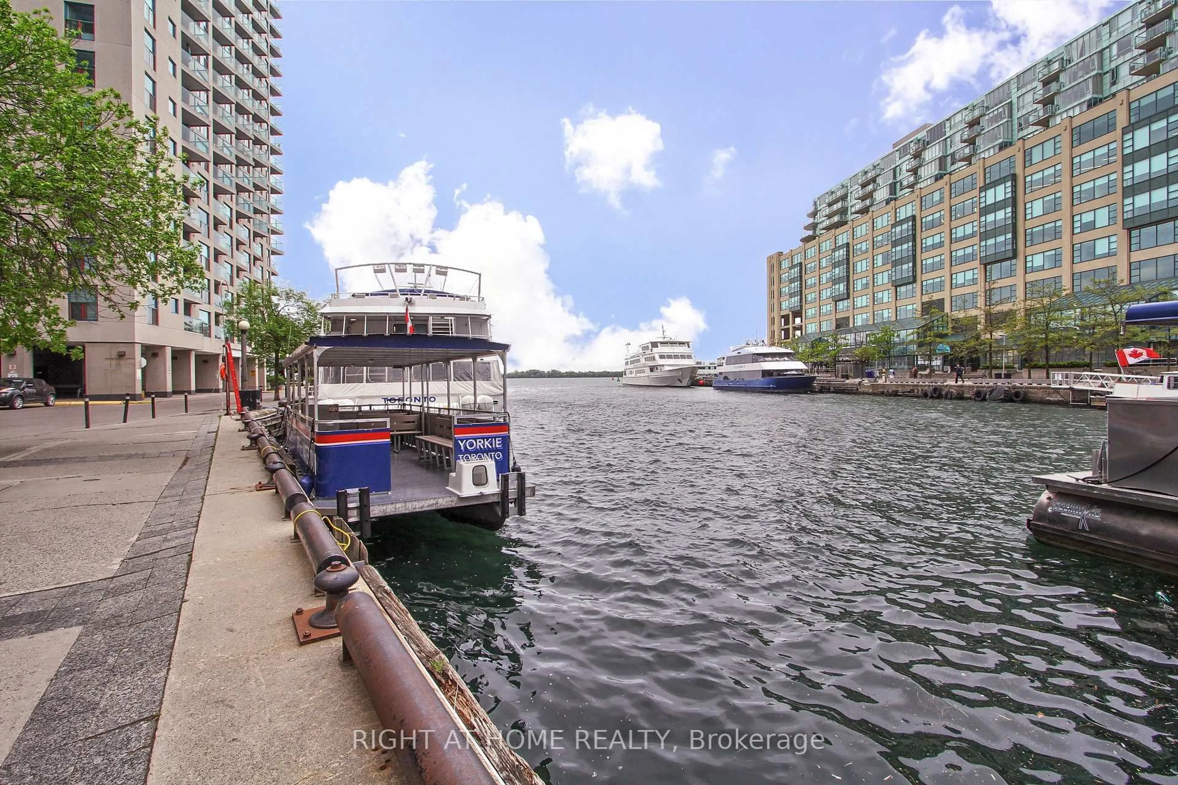 Blurry image for 77 Harbour Sq #504, Toronto Ontario M5J 2S2