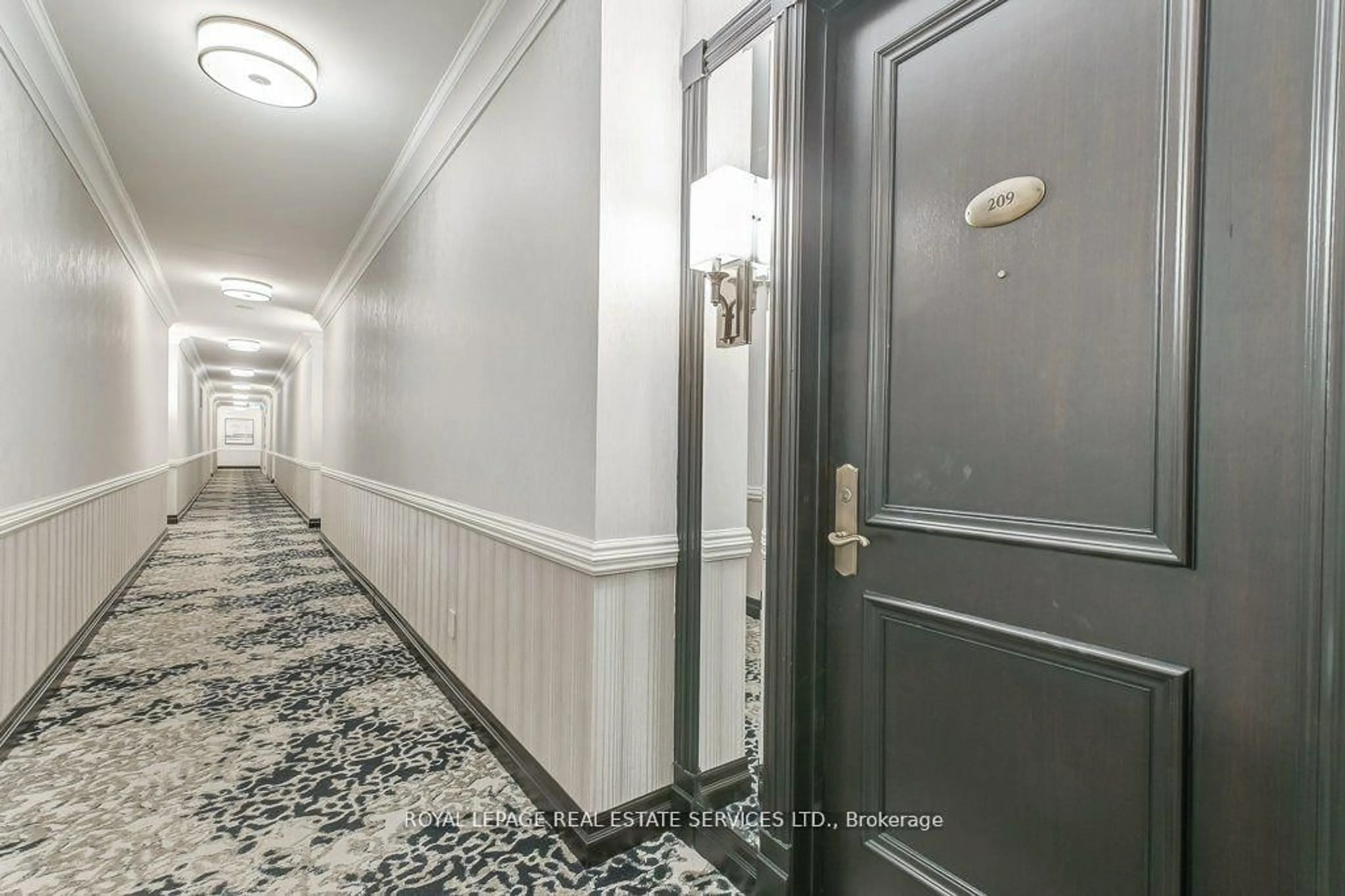 Indoor foyer for 10 Old York Mills Rd #209, Toronto Ontario M2P 2G9