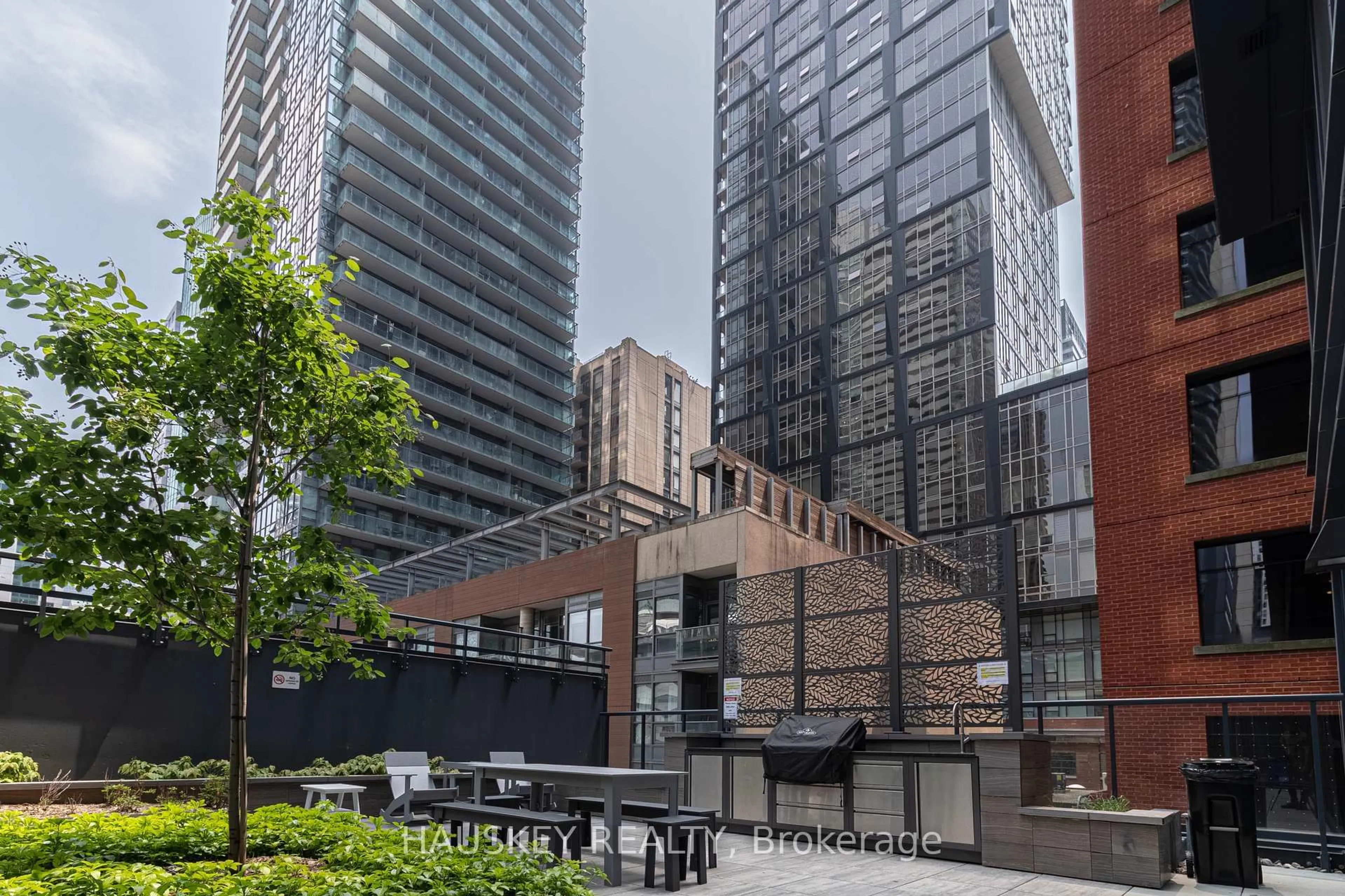 Patio, unknown for 327 King St #3004, Toronto Ontario M5V 1J5