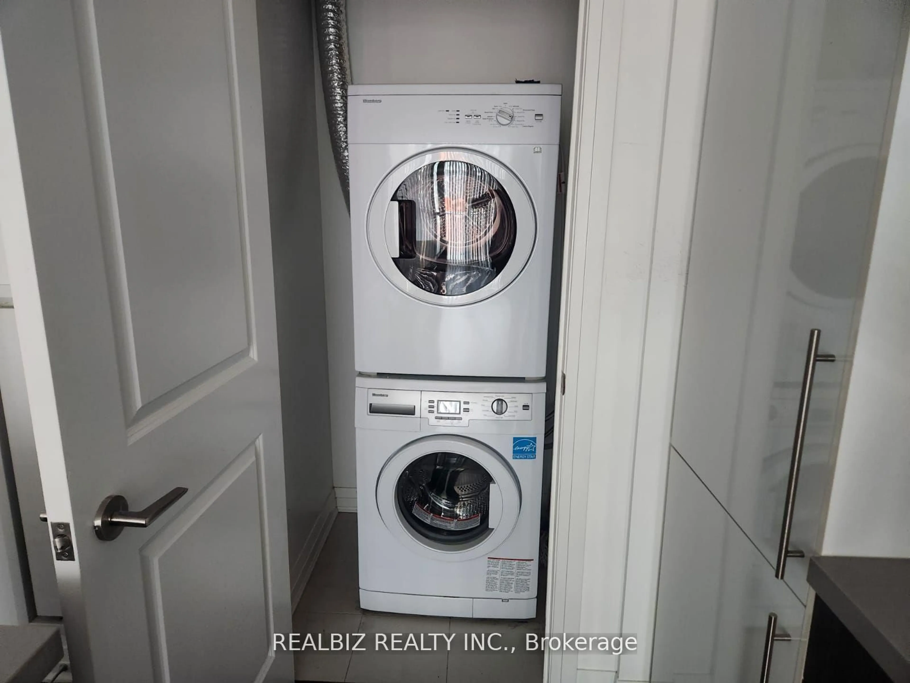 Laundry room for 8 Mercer St #1209, Toronto Ontario M5V 0C4
