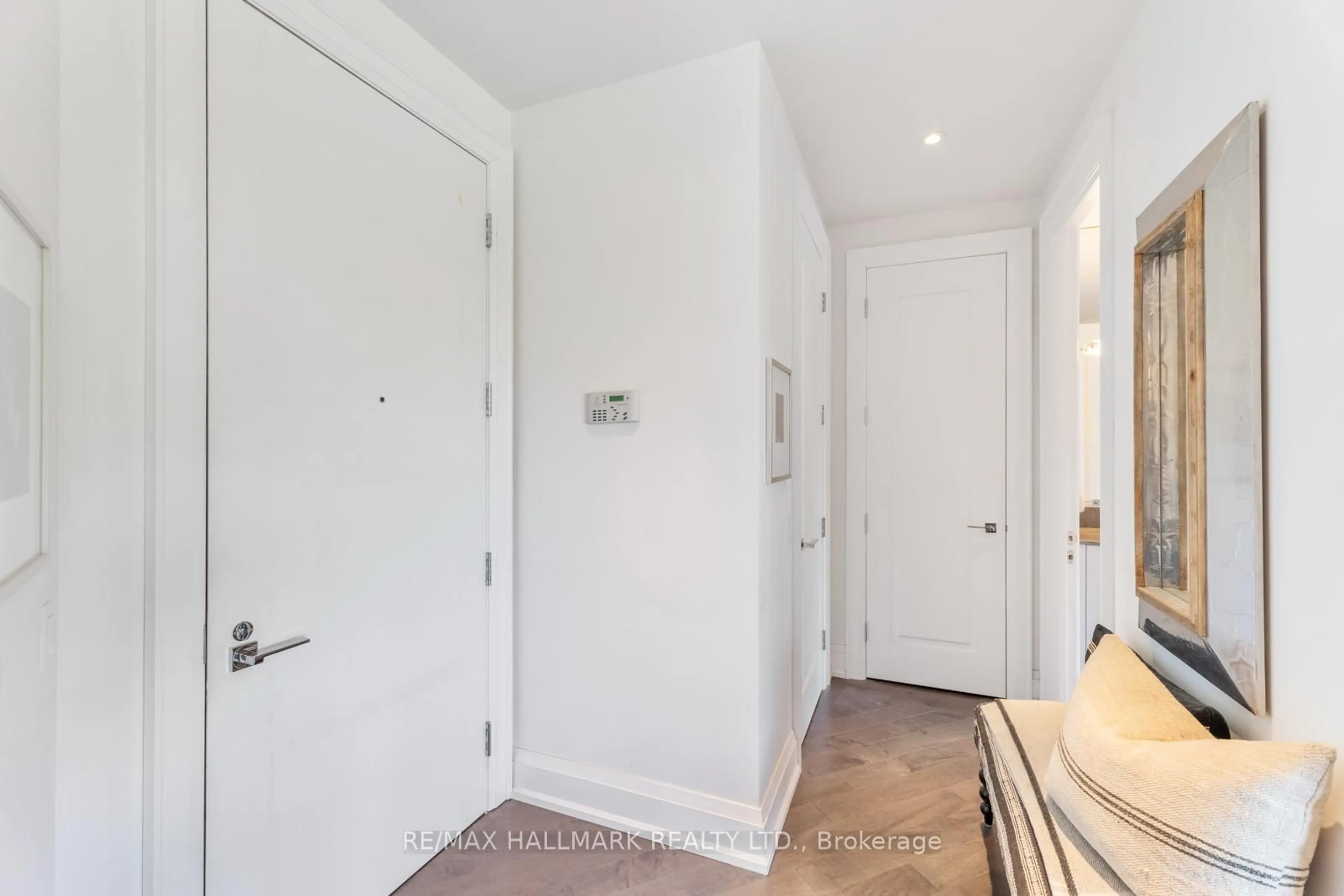 Indoor entryway for 88 Davenport Rd #306, Toronto Ontario M5R 0A5