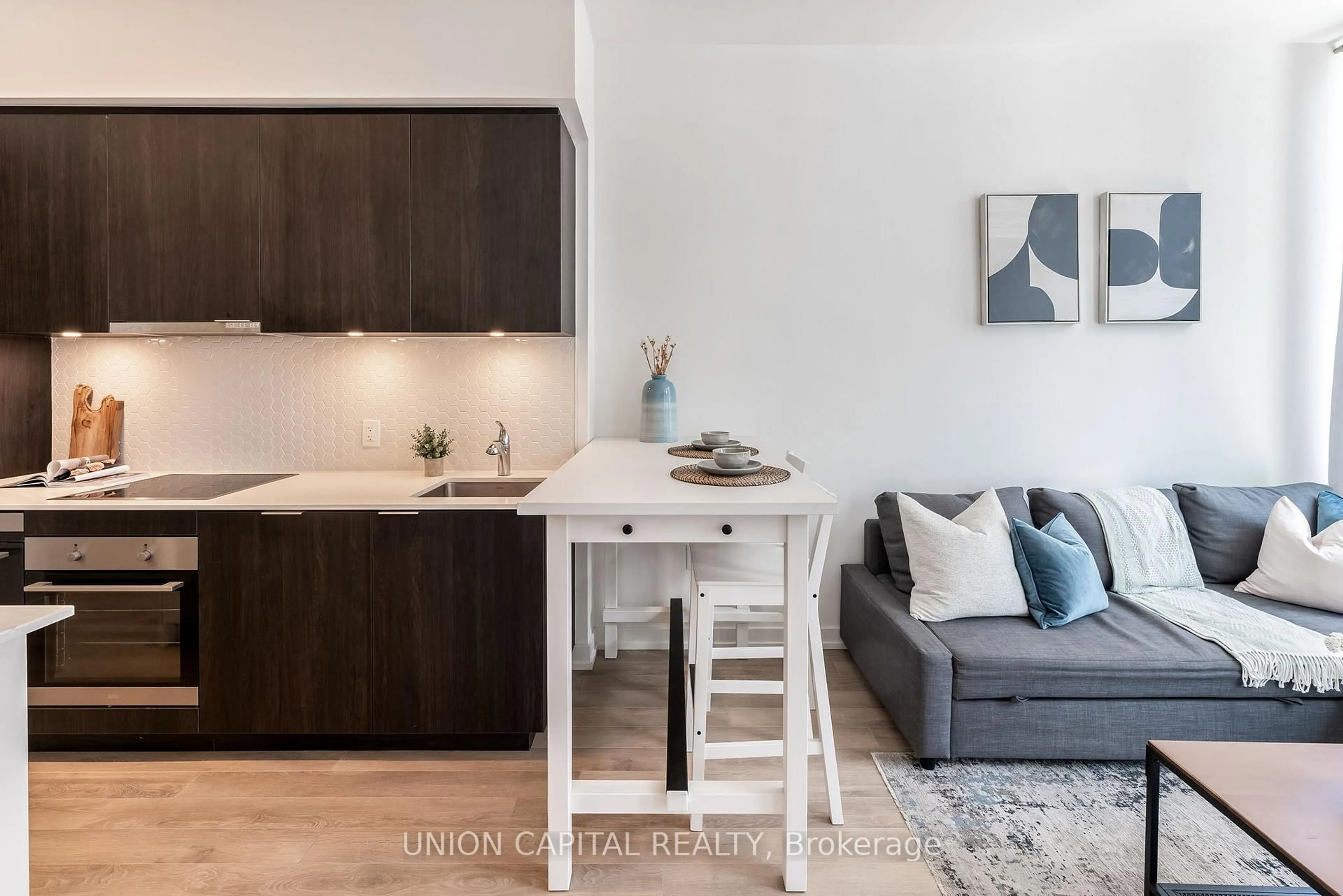 Open concept kitchen, wood/laminate floor for 158 Front St #1313, Toronto Ontario M5A 0K9
