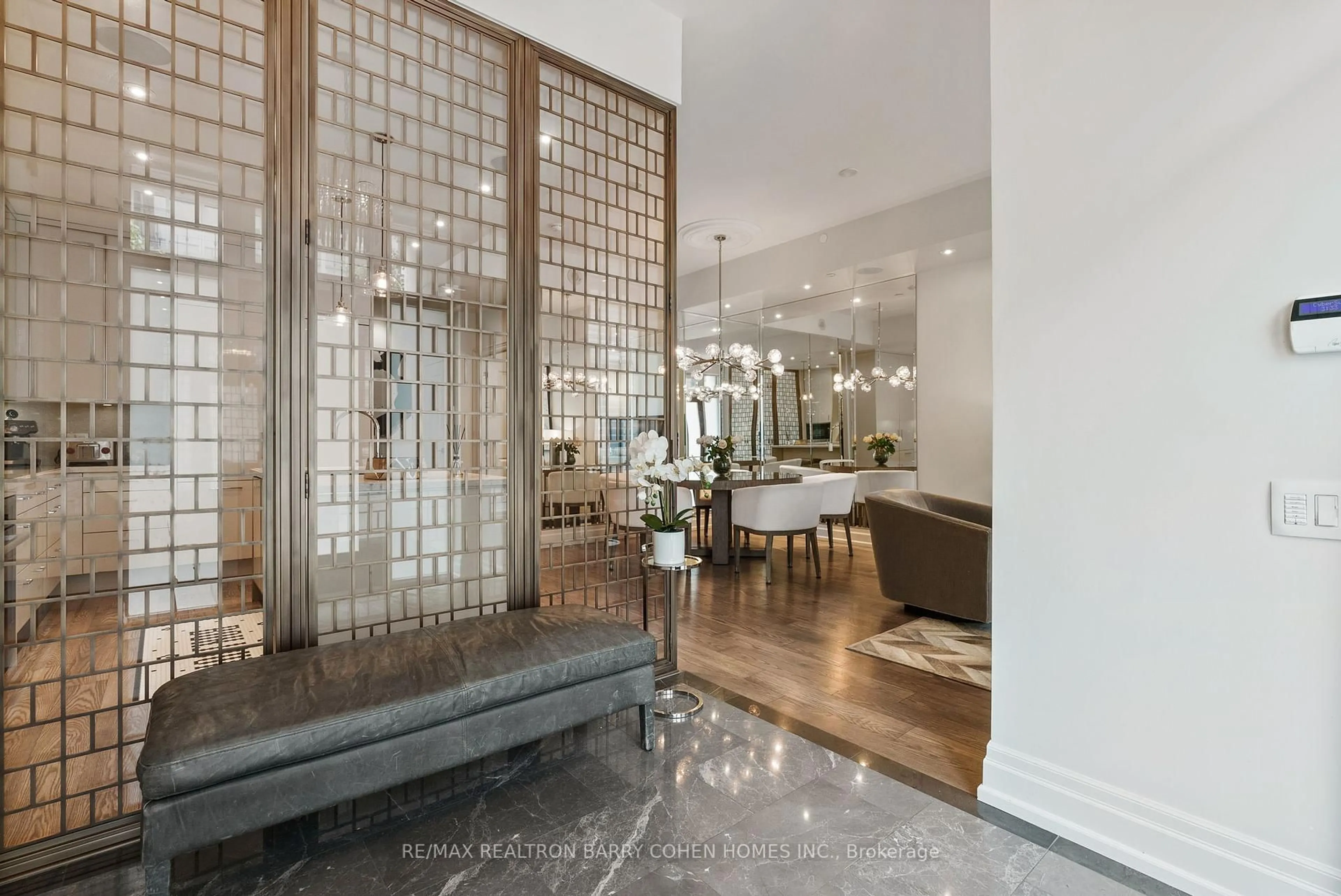 Indoor foyer for 133 Pears Ave, Toronto Ontario M5R 1T3