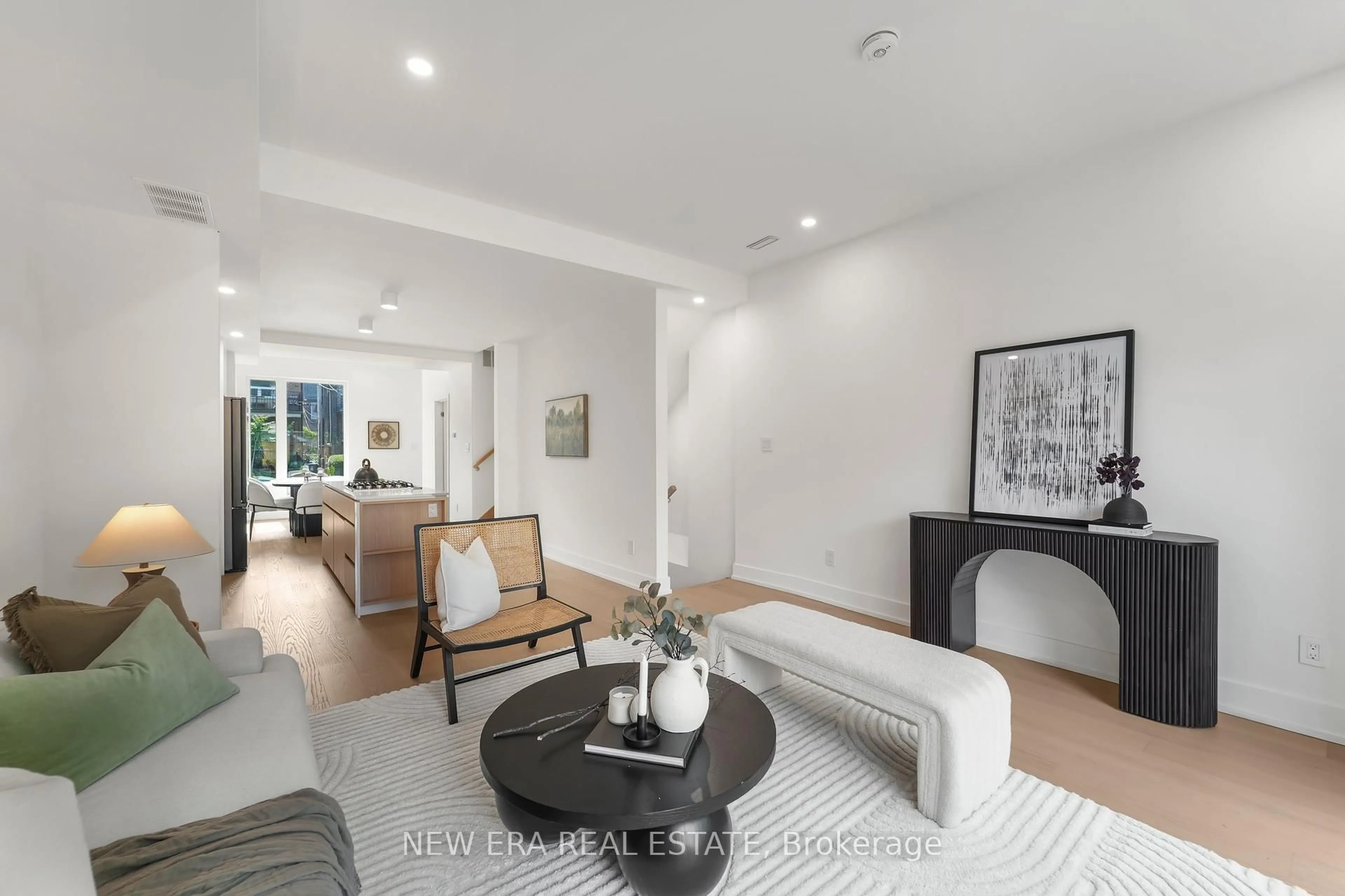 Living room with furniture, unknown for 113 Bellwoods Ave, Toronto Ontario M6J 3N4