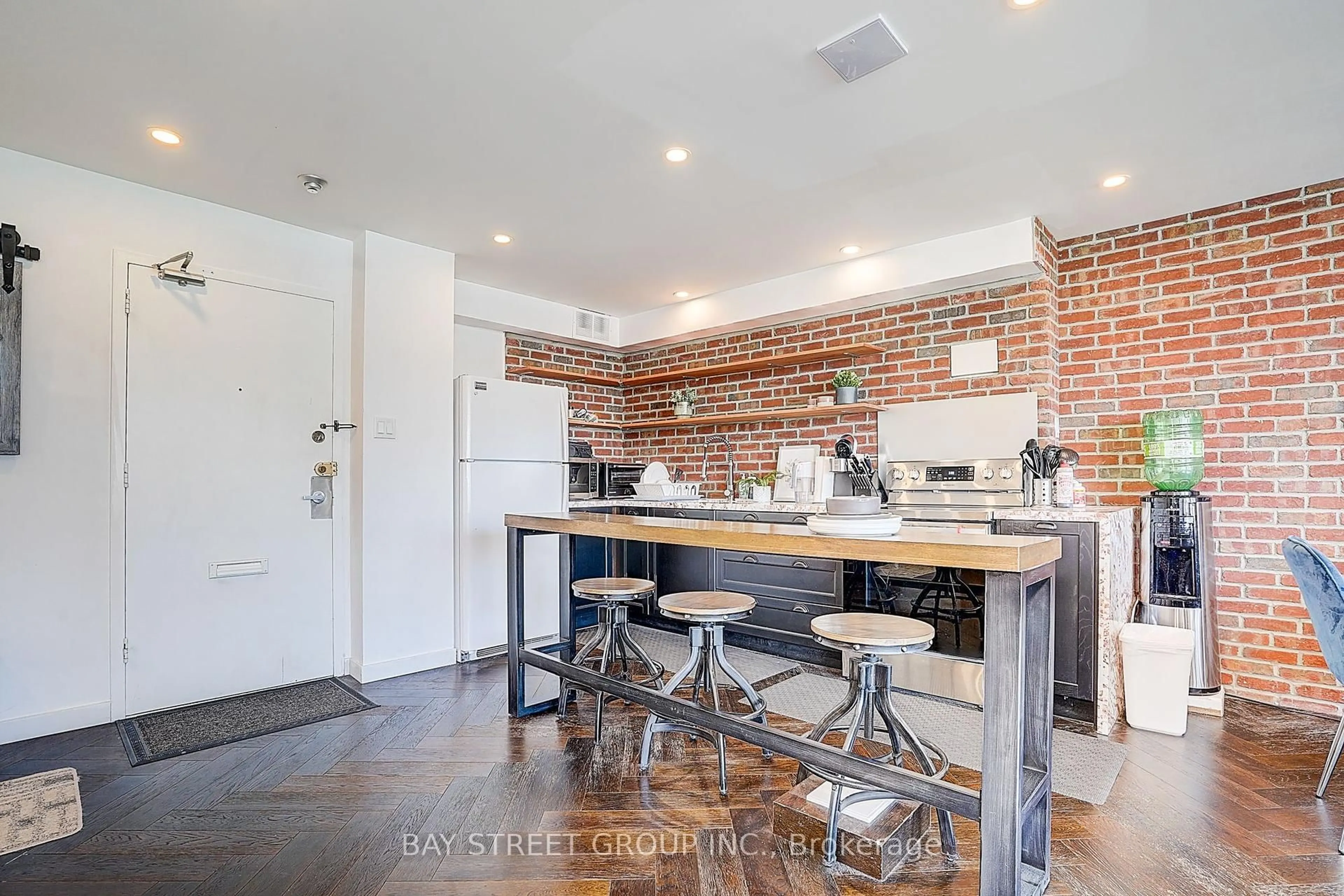 Open concept kitchen, unknown for 10 Parkway Forest Dr #812, Toronto Ontario M2J 1L3