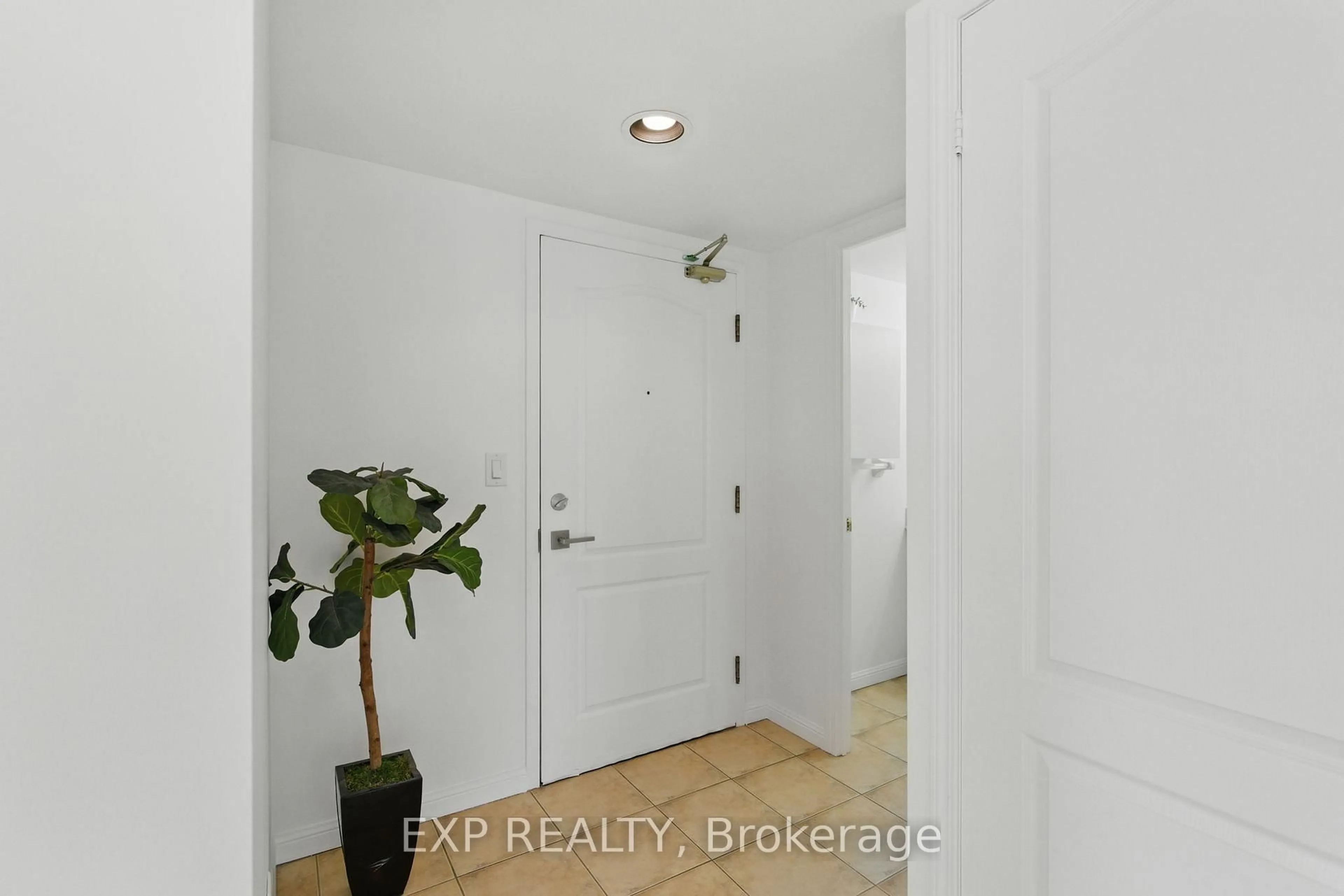 Indoor entryway for 18 Stafford St #704, Toronto Ontario M5V 3W4