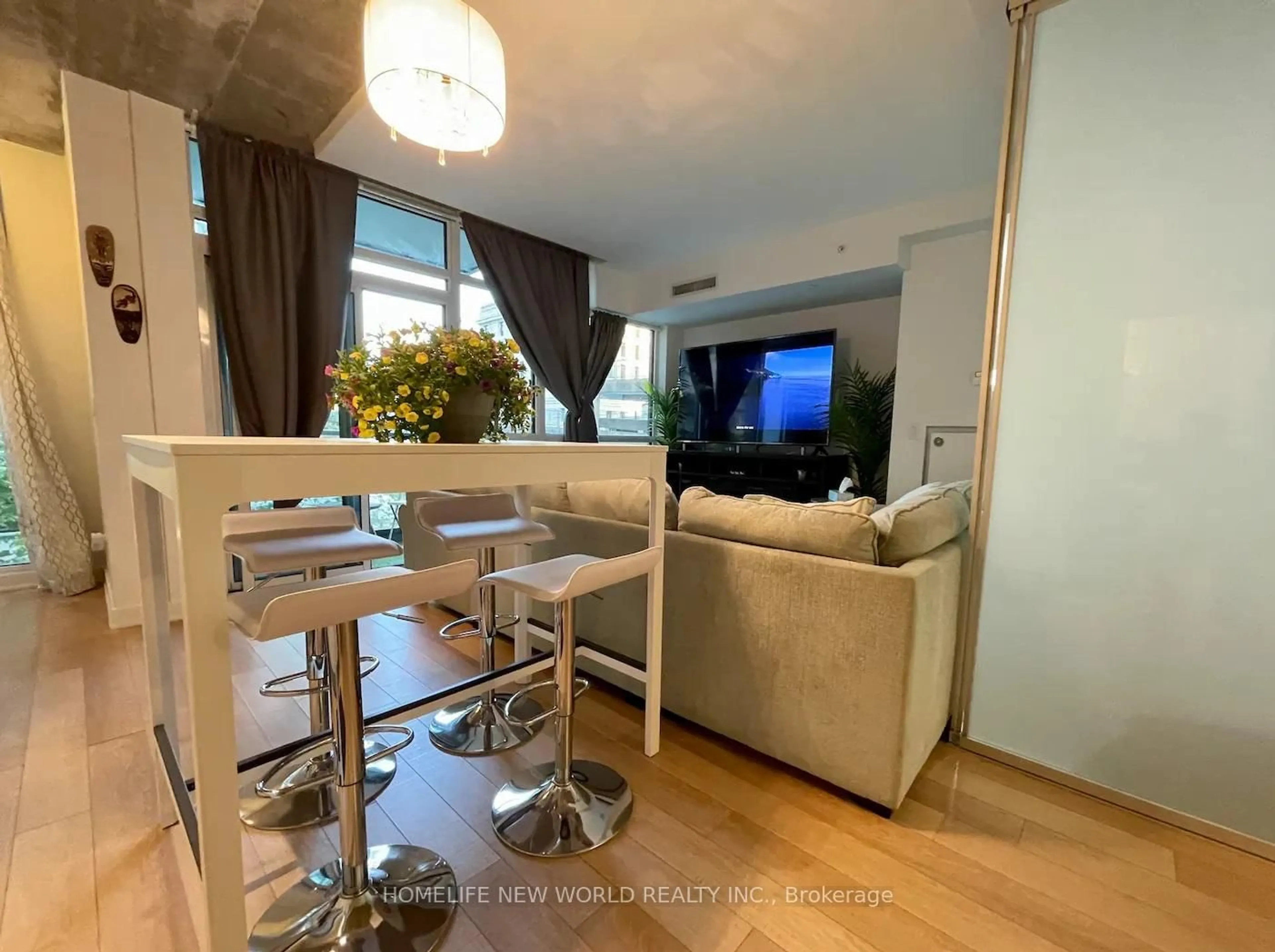 A pic of a room for 210 Simcoe St #402, Toronto Ontario M5T 2W5