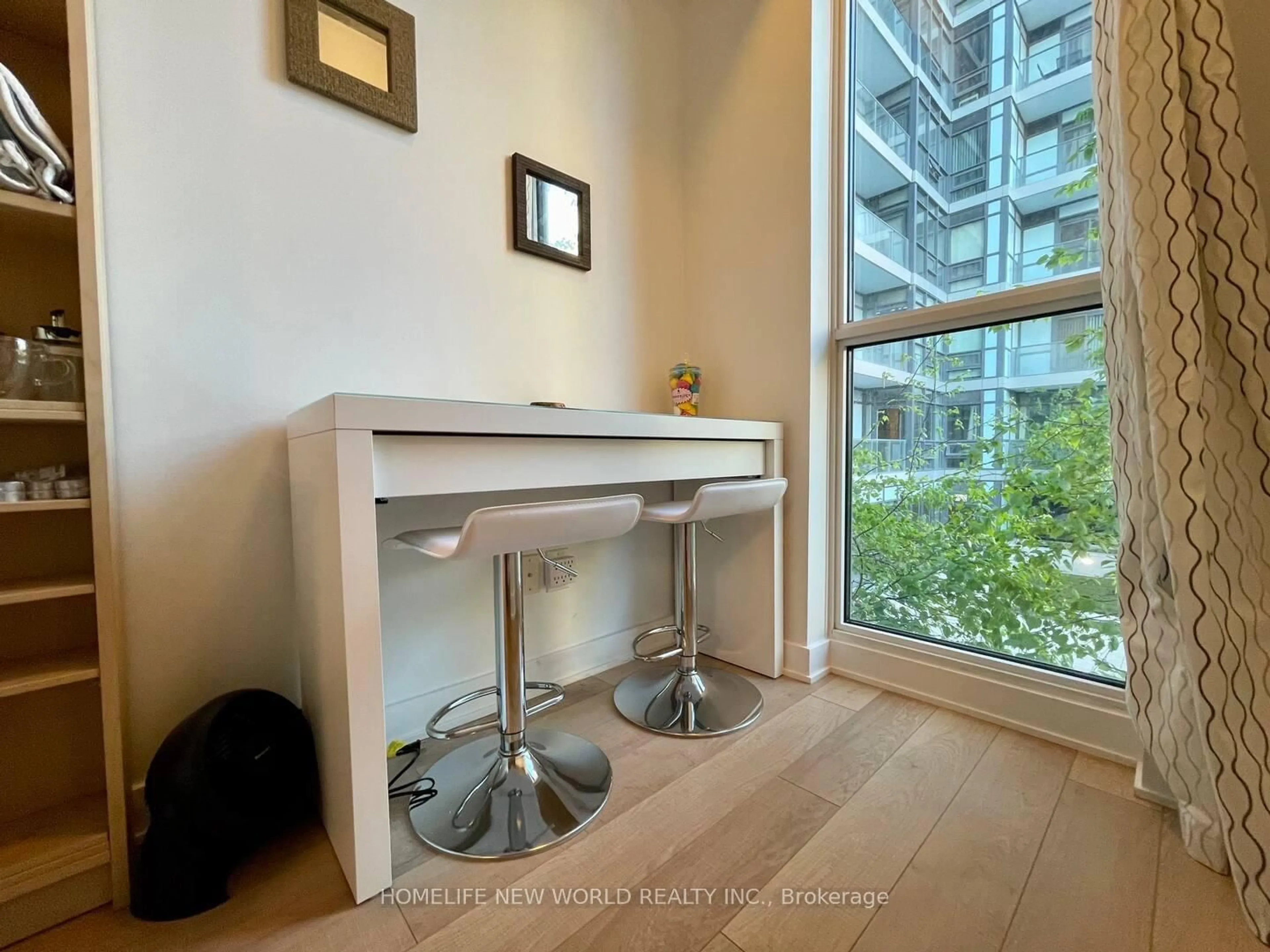 Unknown for 210 Simcoe St #402, Toronto Ontario M5T 2W5