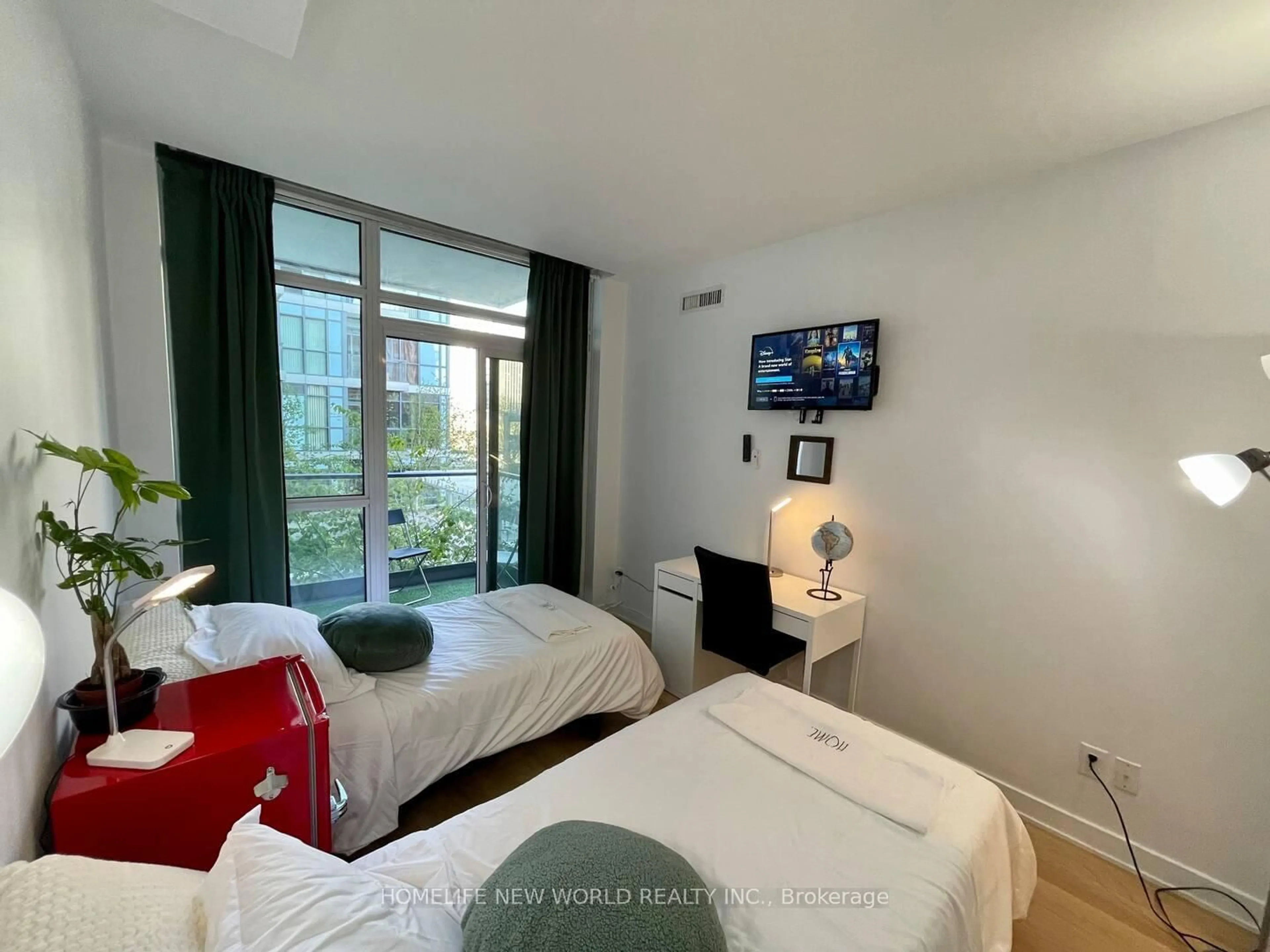 A pic of a room for 210 Simcoe St #402, Toronto Ontario M5T 2W5