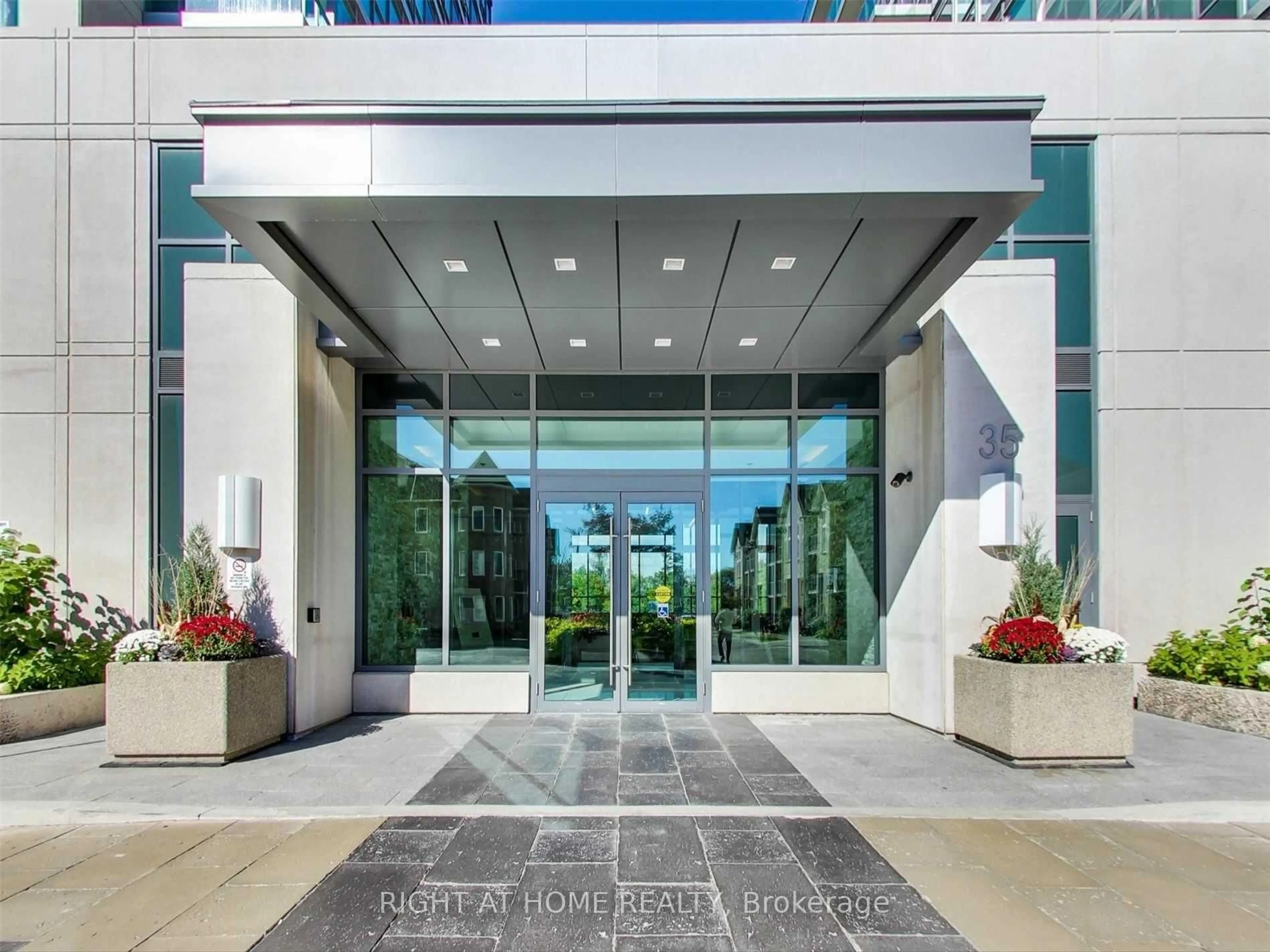 Indoor foyer for 35 Brian Peck Cres #1005, Toronto Ontario M4G 0A5