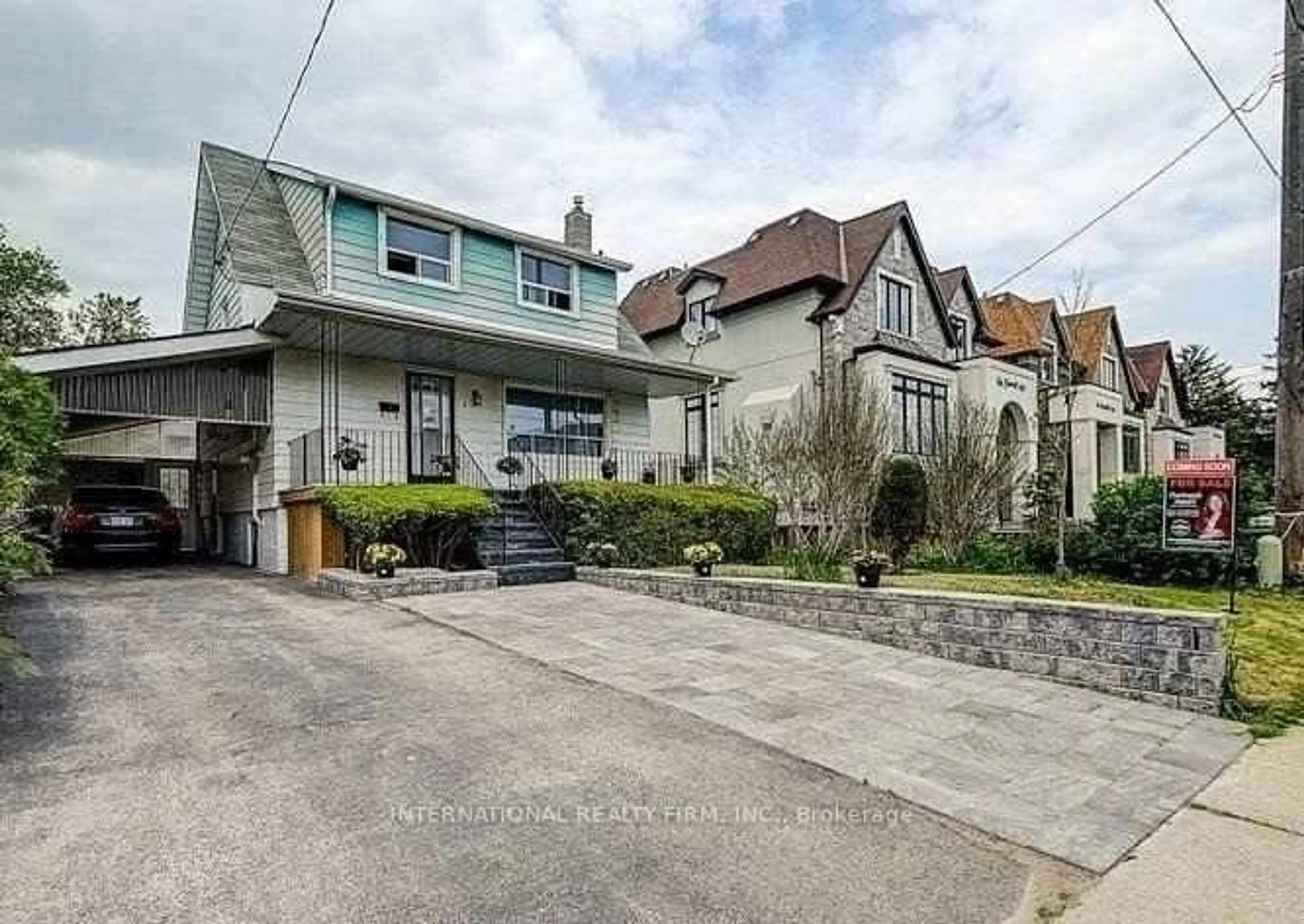 A pic from outside/outdoor area/front of a property/back of a property/a pic from drone, street for 8 Farrell Ave, Toronto Ontario M2R 1C8