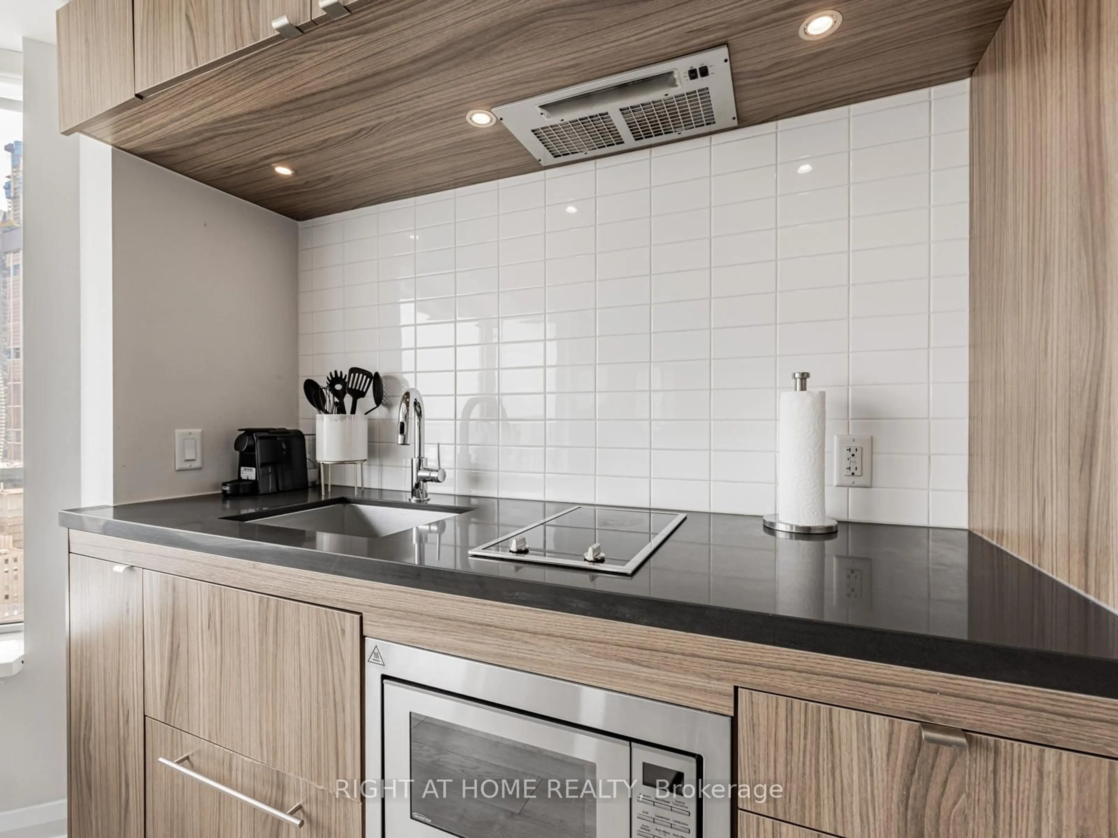 Standard kitchen, unknown for 155 Yorkville Ave #3105, Toronto Ontario M5R 1C4