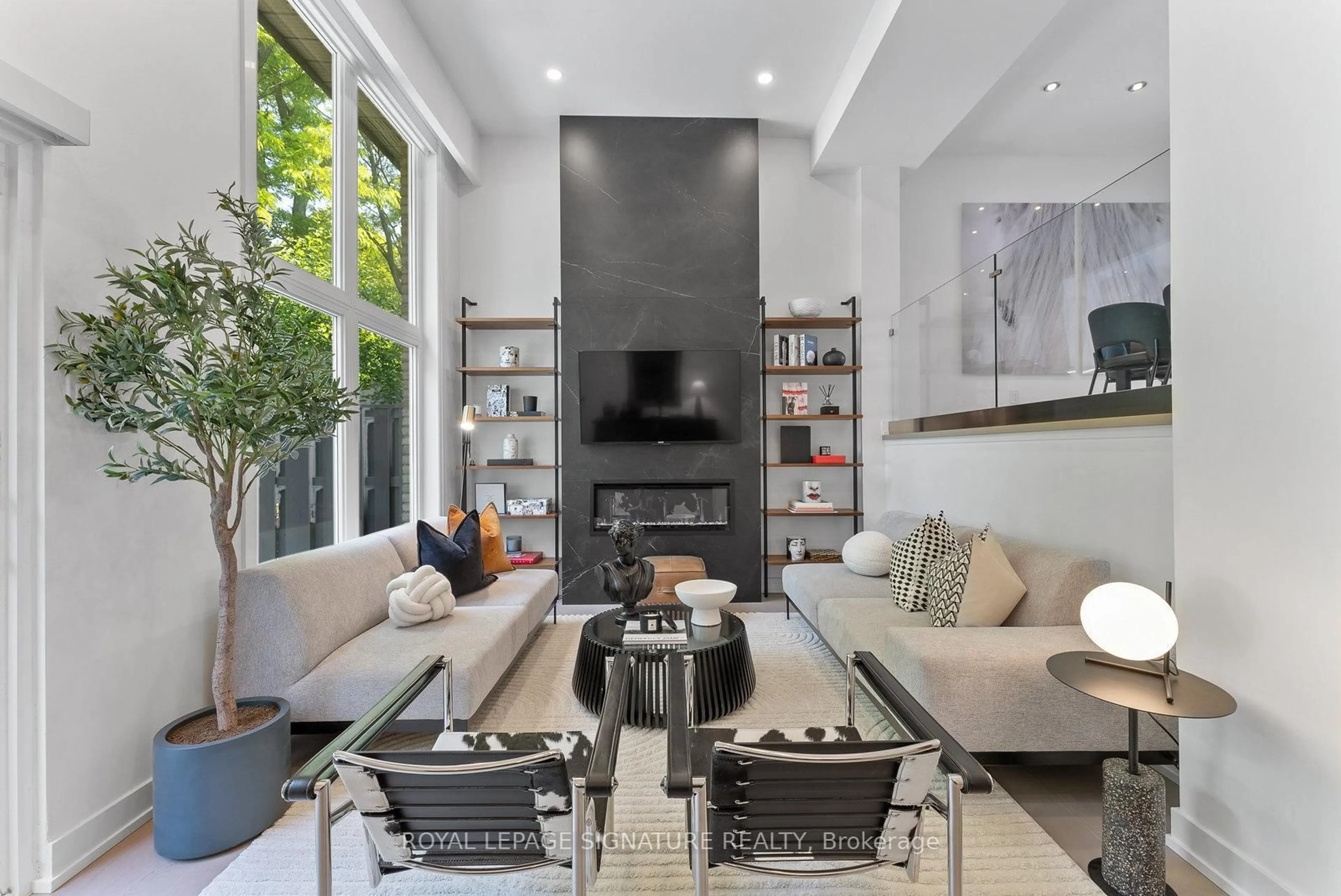 Living room with furniture, unknown for 36 Farmstead Rd, Toronto Ontario M2L 2G2