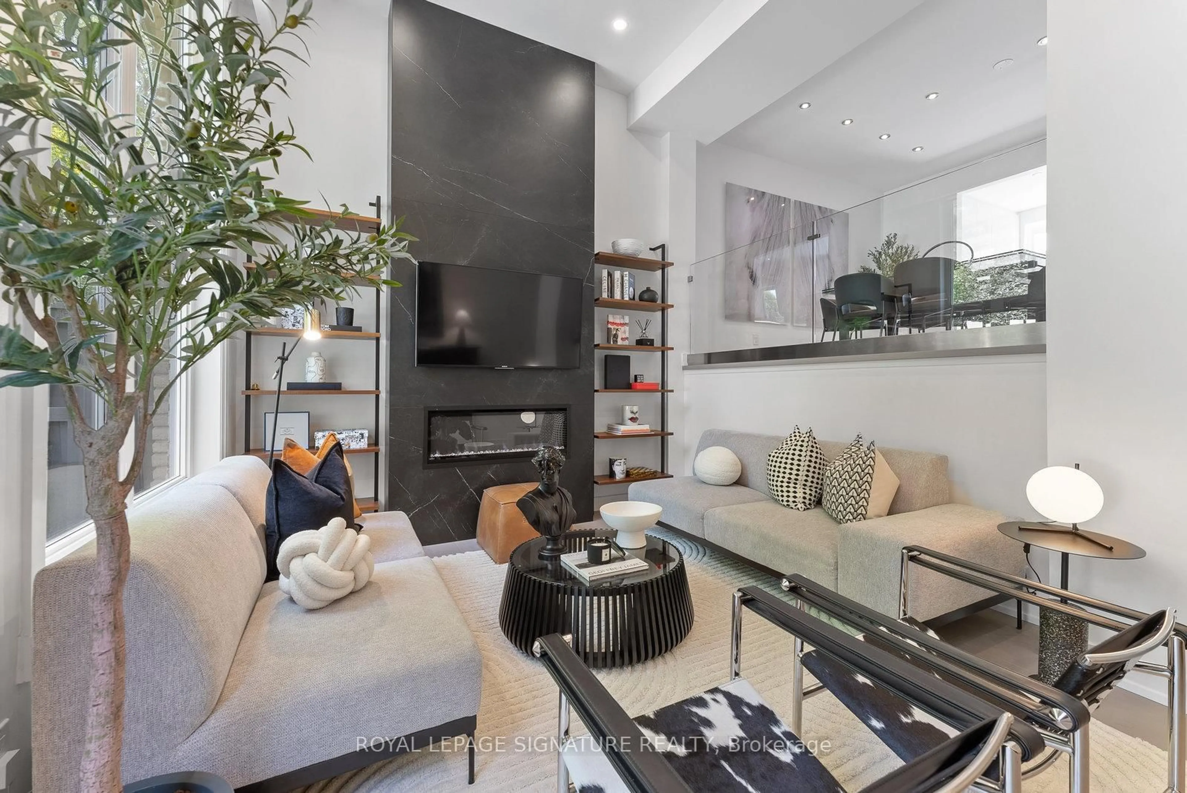 Living room with furniture, unknown for 36 Farmstead Rd, Toronto Ontario M2L 2G2