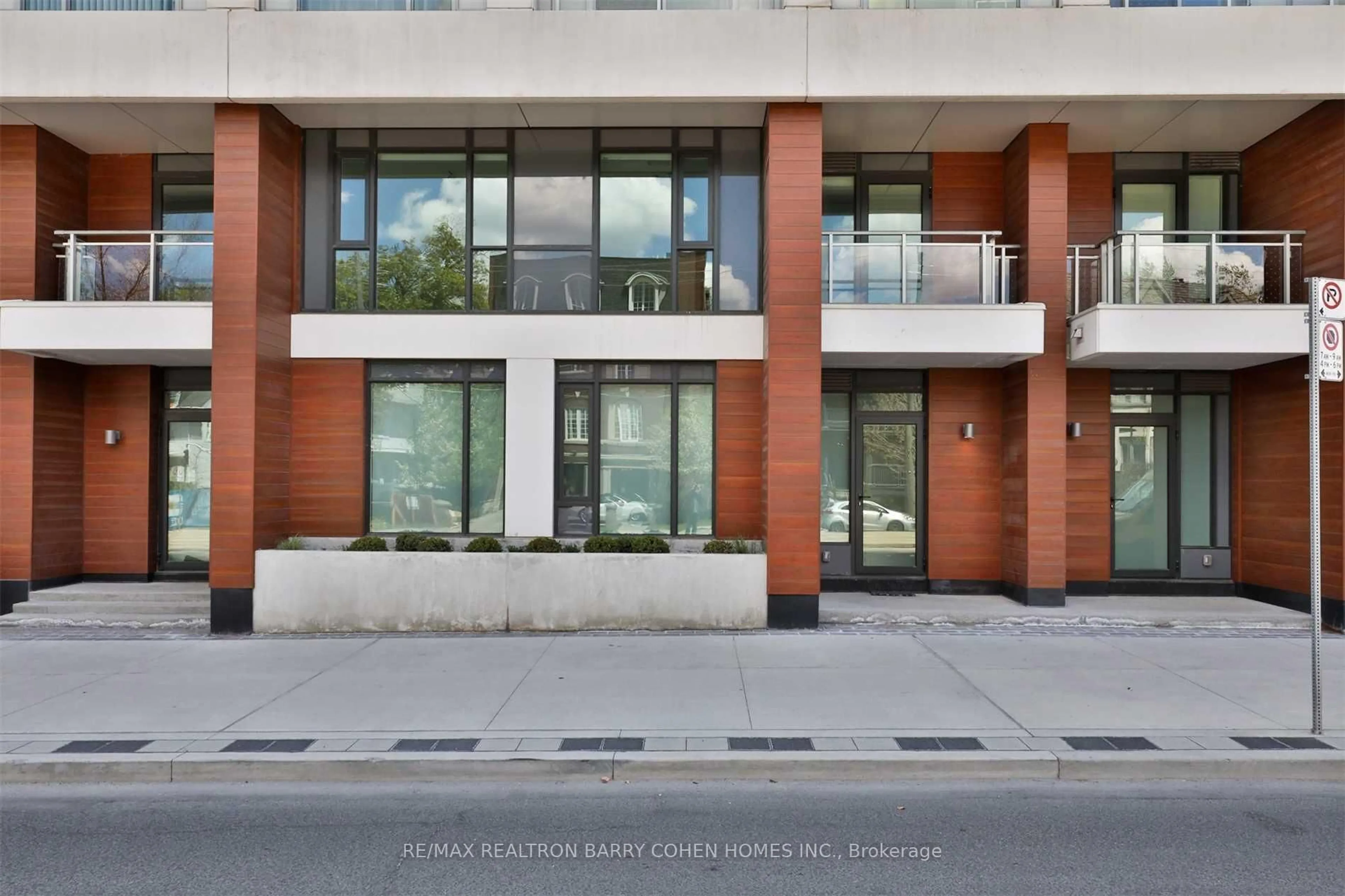 Indoor foyer for 223 St Clair Ave #Th103, Toronto Ontario M4V 1R3