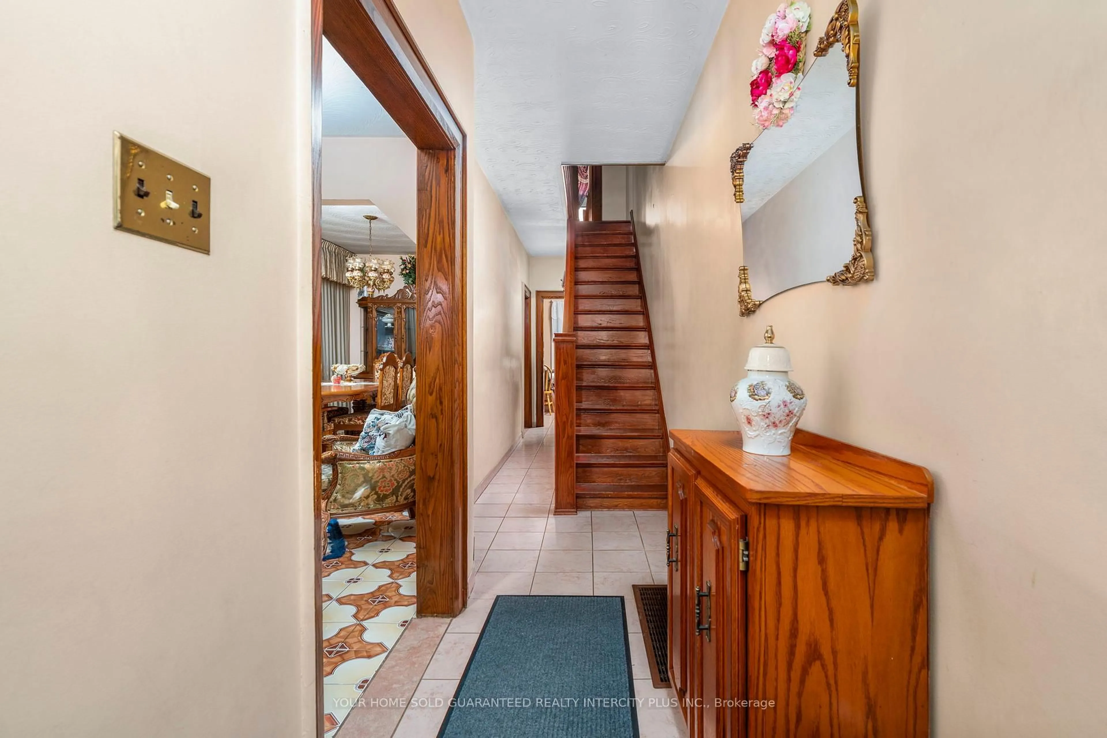Indoor foyer for 201 Westmount Ave, Toronto Ontario M6E 3M6
