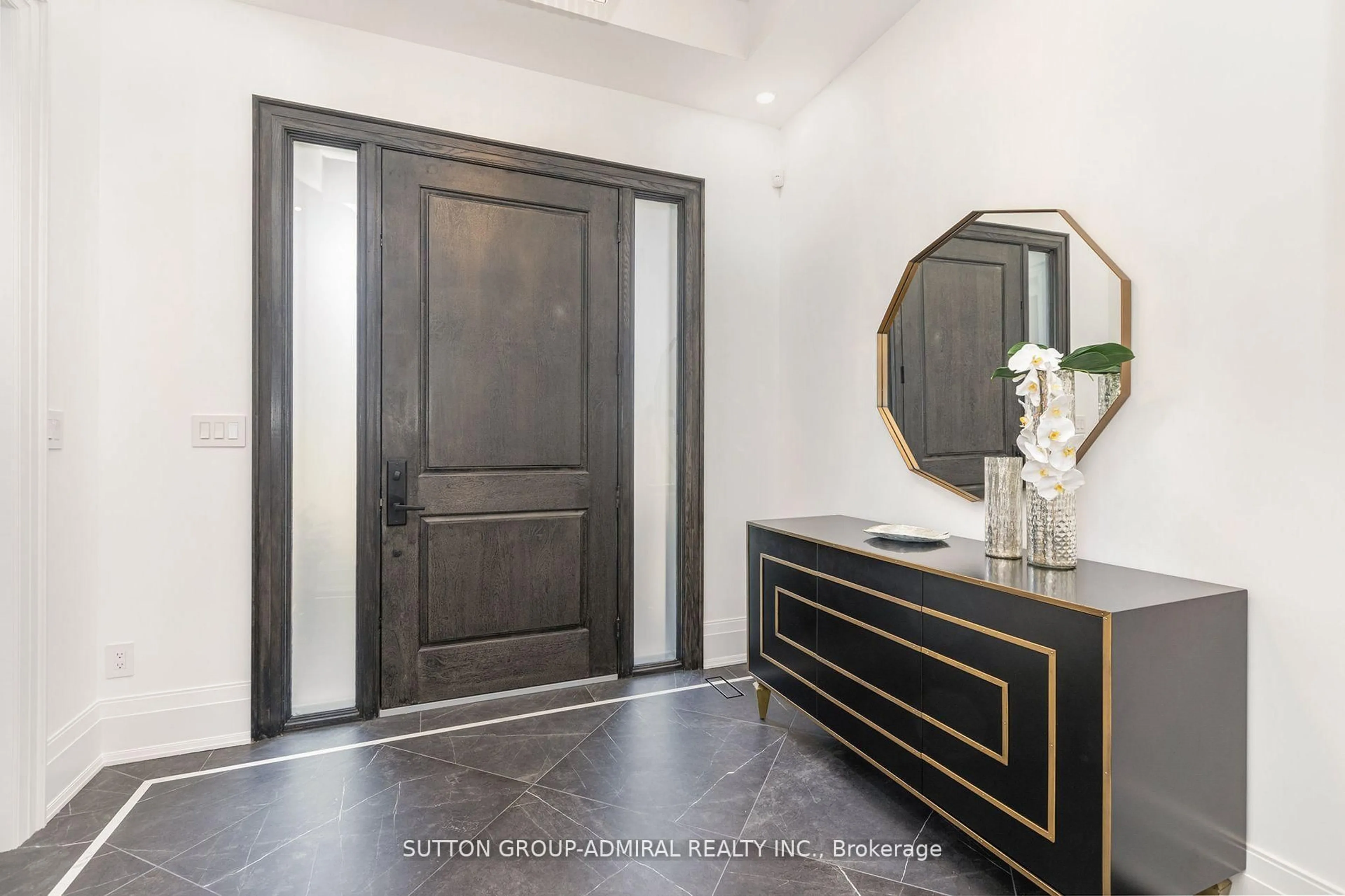 Indoor entryway for 125 Regina Ave, Toronto Ontario M6A 1R8