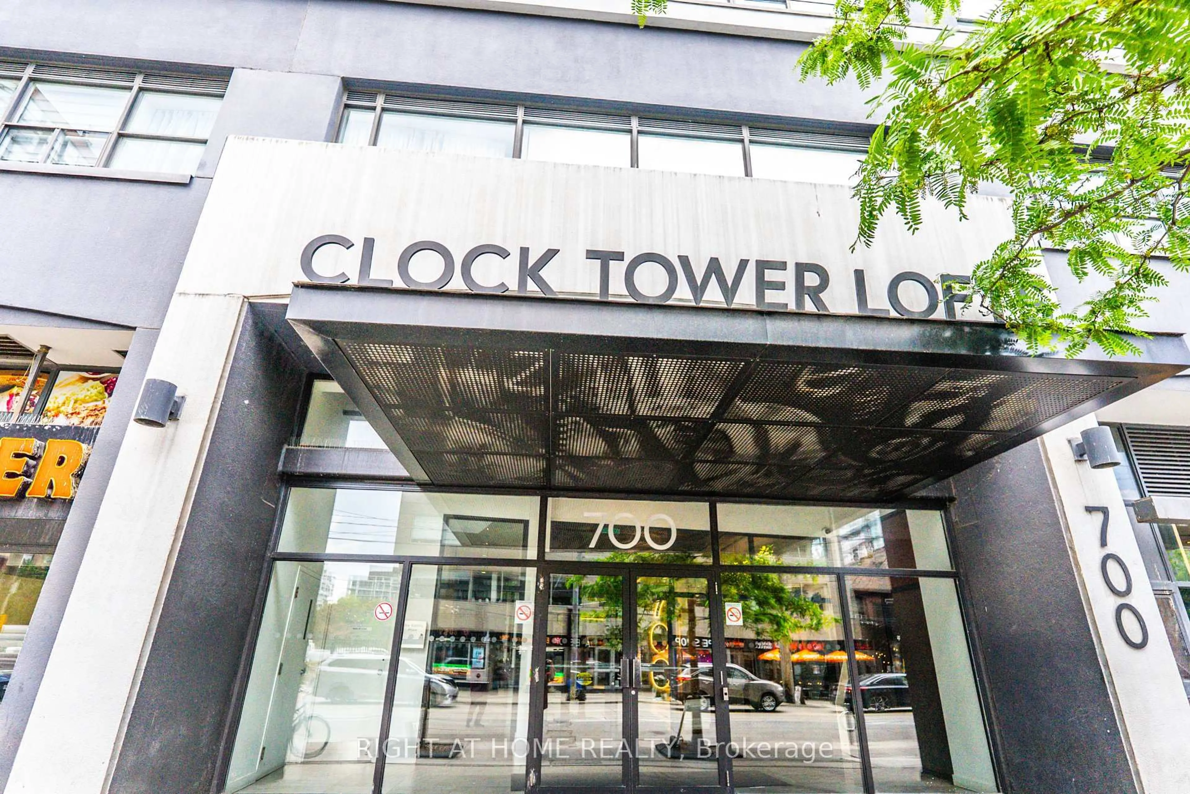 Indoor foyer for 700 King St #216, Toronto Ontario M5V 2Y6