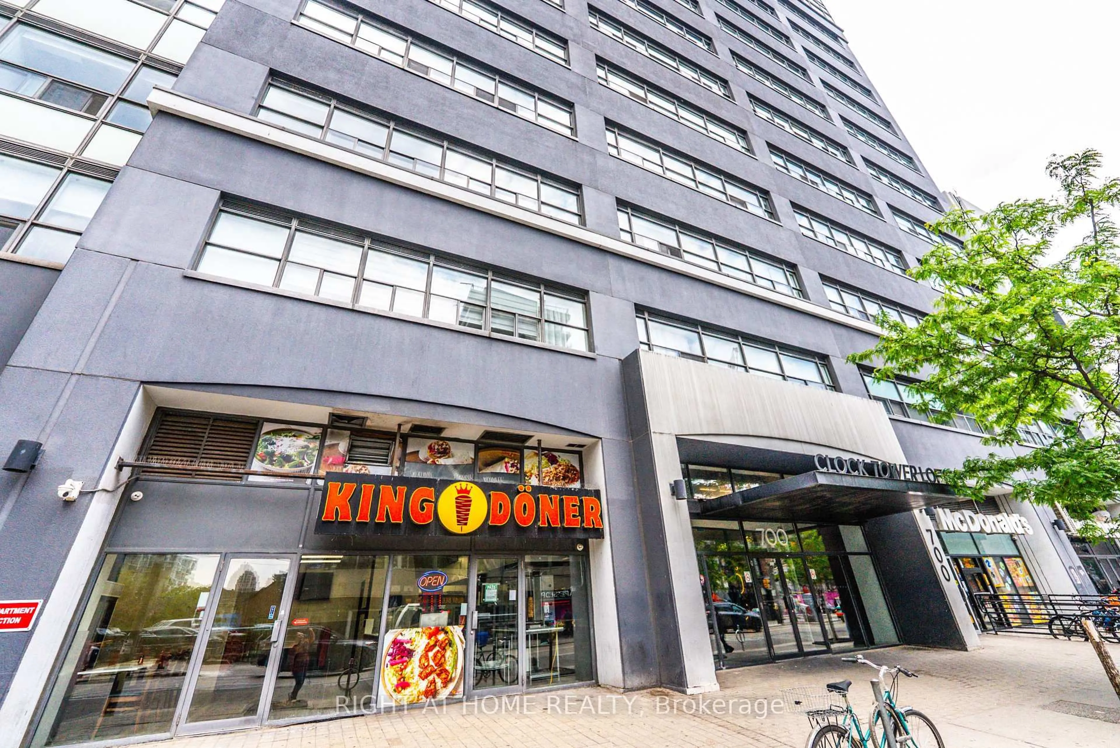 Indoor foyer for 700 King St #216, Toronto Ontario M5V 2Y6
