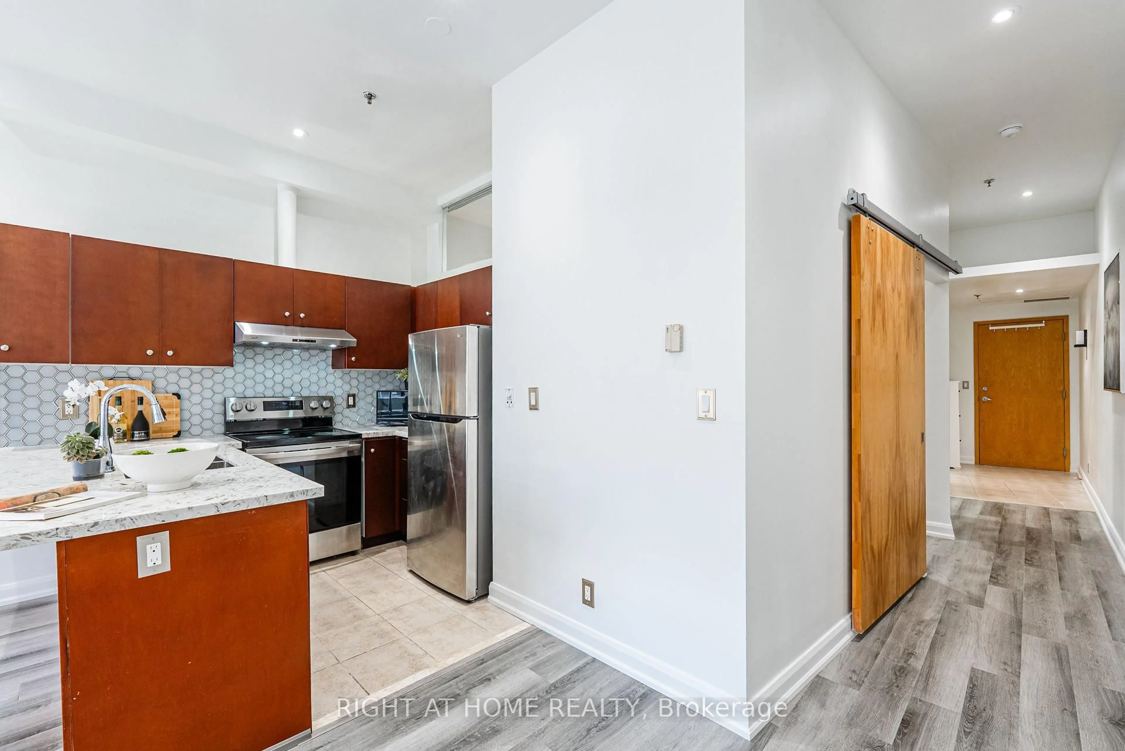 Unknown for 700 King St #216, Toronto Ontario M5V 2Y6