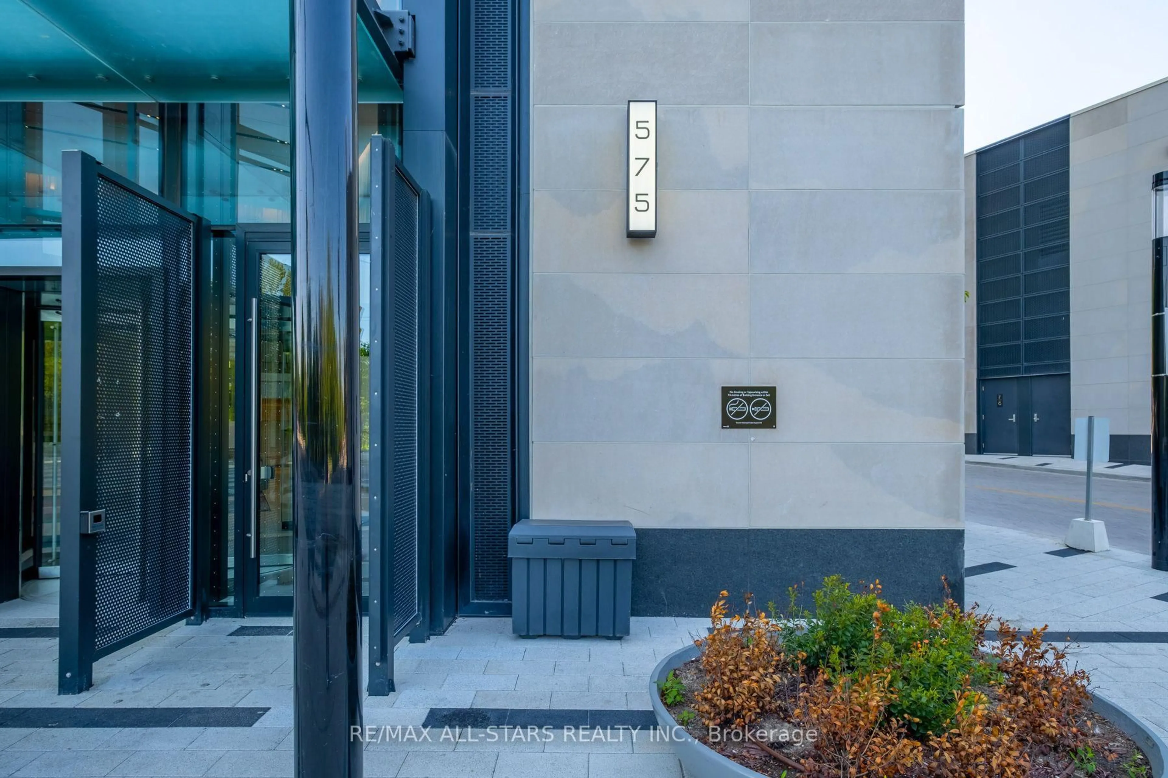 Indoor foyer for 575 Bloor St #2302, Toronto Ontario M4X 1J8