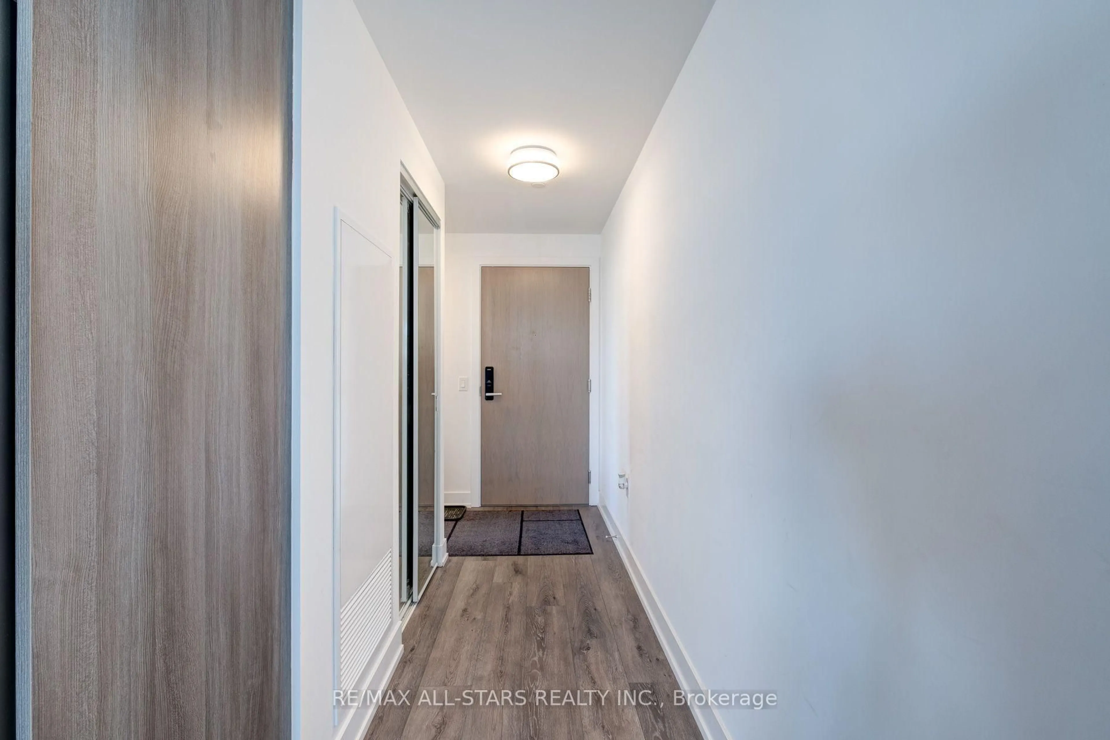 Indoor entryway for 575 Bloor St #2302, Toronto Ontario M4X 1J8