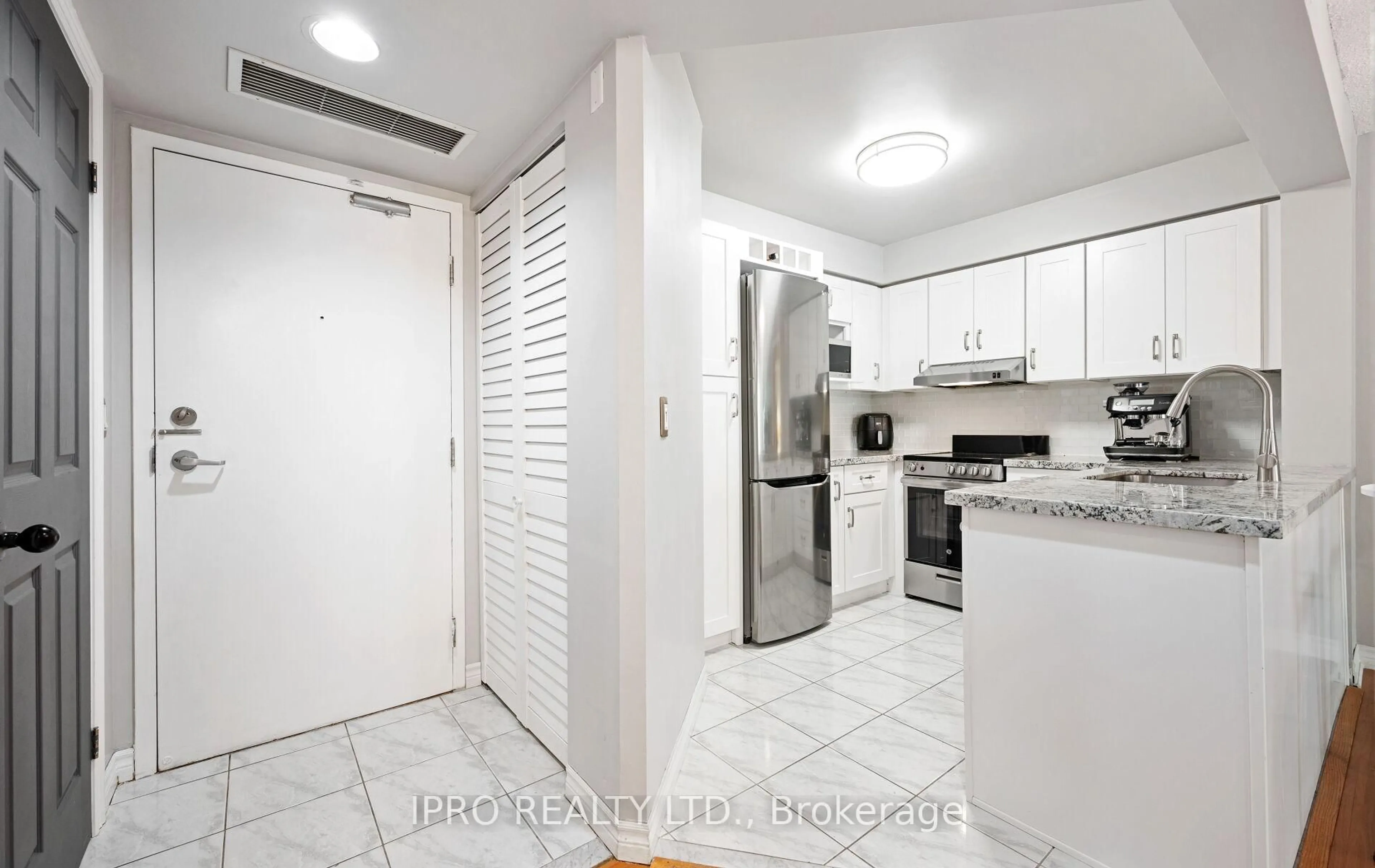 Standard kitchen, ceramic/tile floor for 211 Randolph Rd #212, Toronto Ontario M4G 4H1