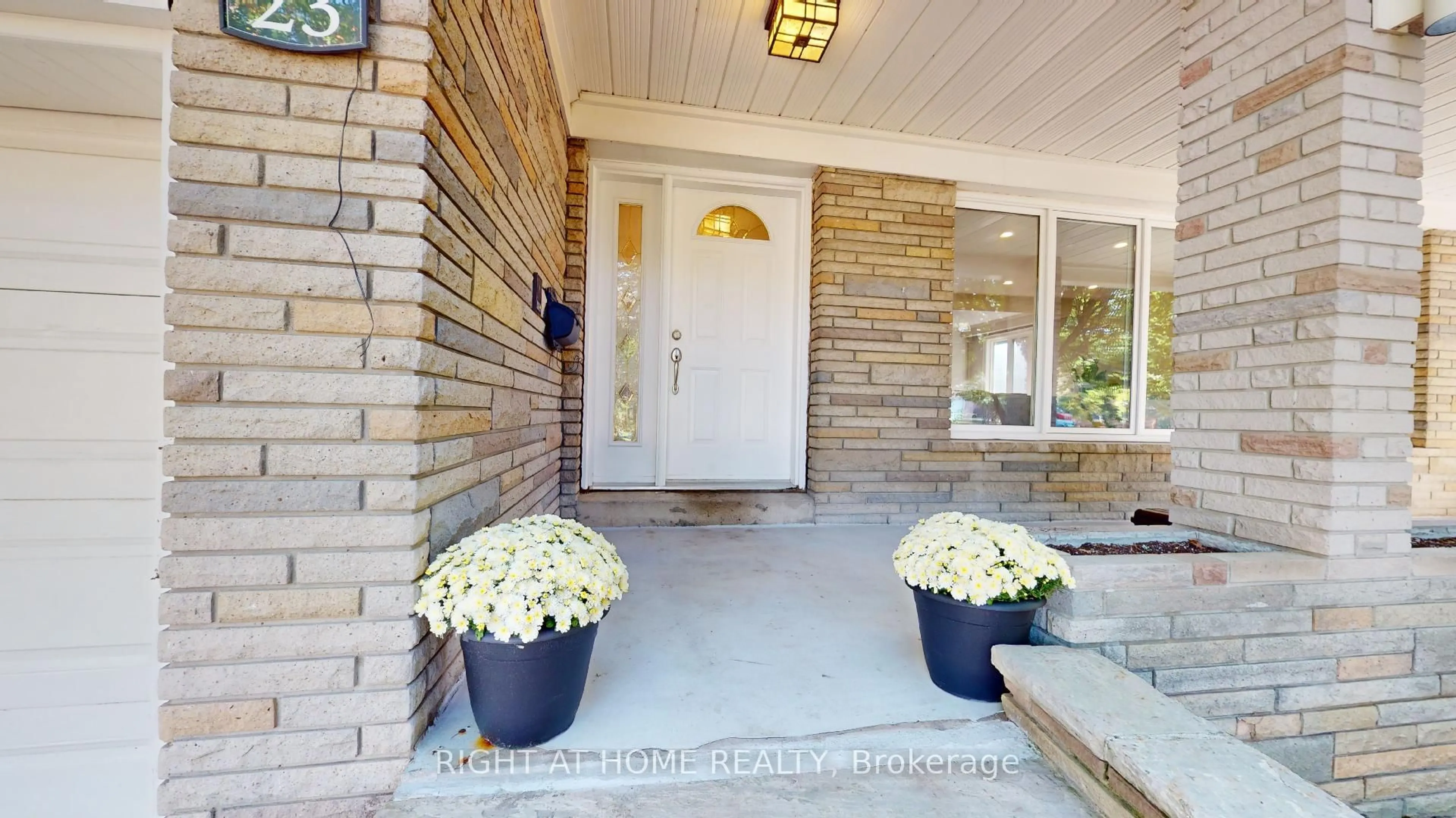 Indoor entryway for 23 Christine Cres, Toronto Ontario M2R 1A4