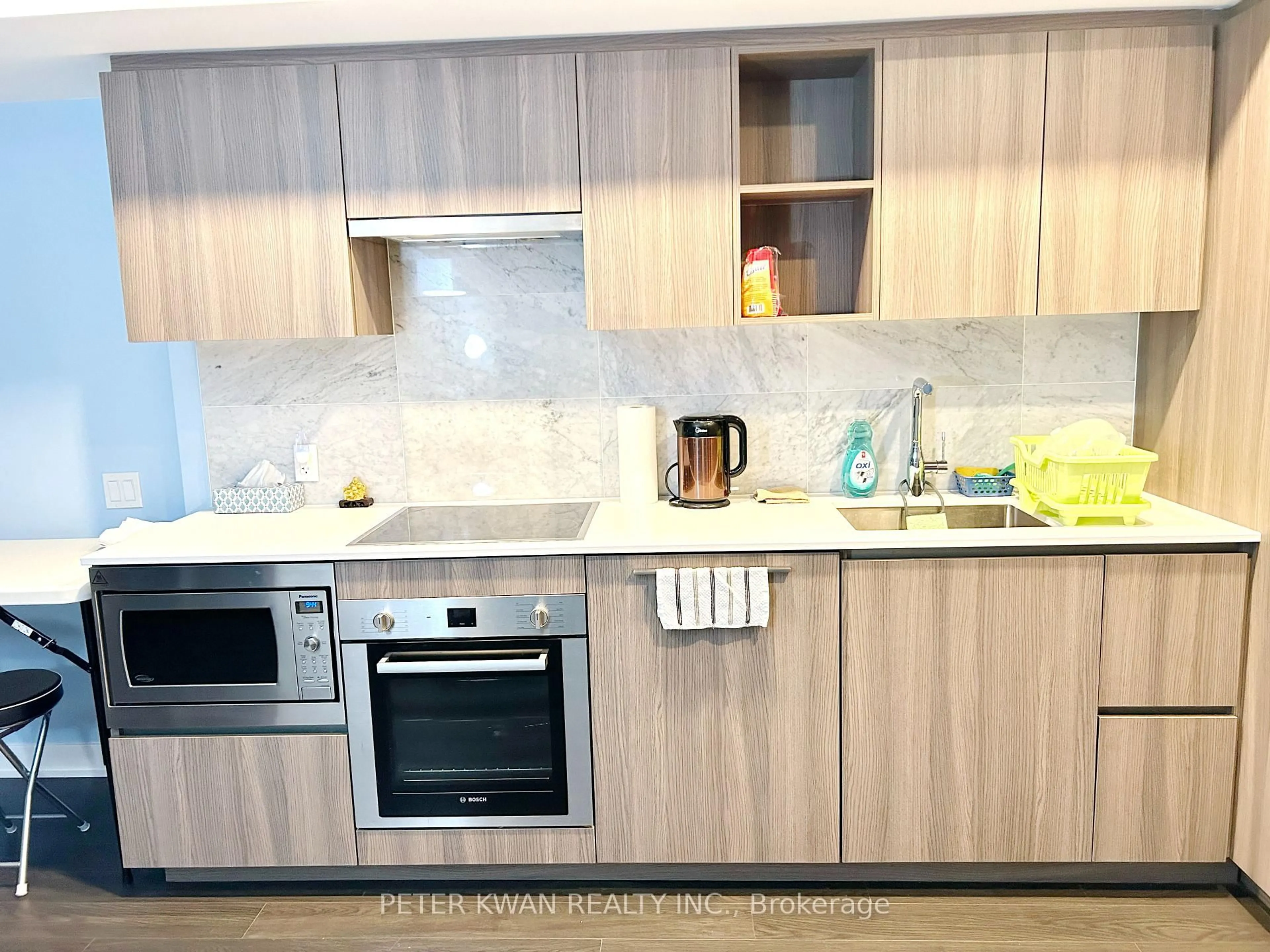 Standard kitchen, wood/laminate floor for 19 Bathurst St #1007, Toronto Ontario M5V 0N2